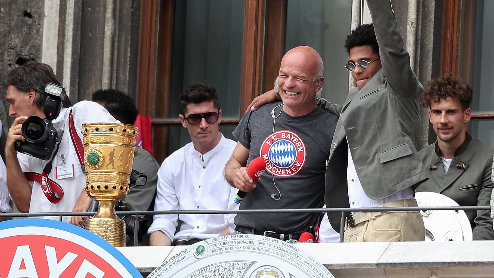 
                <strong>Double und Aufstieg der Amateure: Die Bayern feiern</strong><br>
                Doch echte Party-Stimmung wollte bei den Bayyern nicht aufkommen. Stadionsprecher Stephan Lehmann wollte einen Bayern-Spieler nach dem anderen zu Kommentaren oder zumindest kurzen Gesängen ans Mikro holen, doch die allermeisten lehnten dankend ab. Kein Wunder, dass darunter die Stimmung litt. Nach einer viertel Stunde halbherzigen "Feierns" verließen die Spieler den Balkon.
              