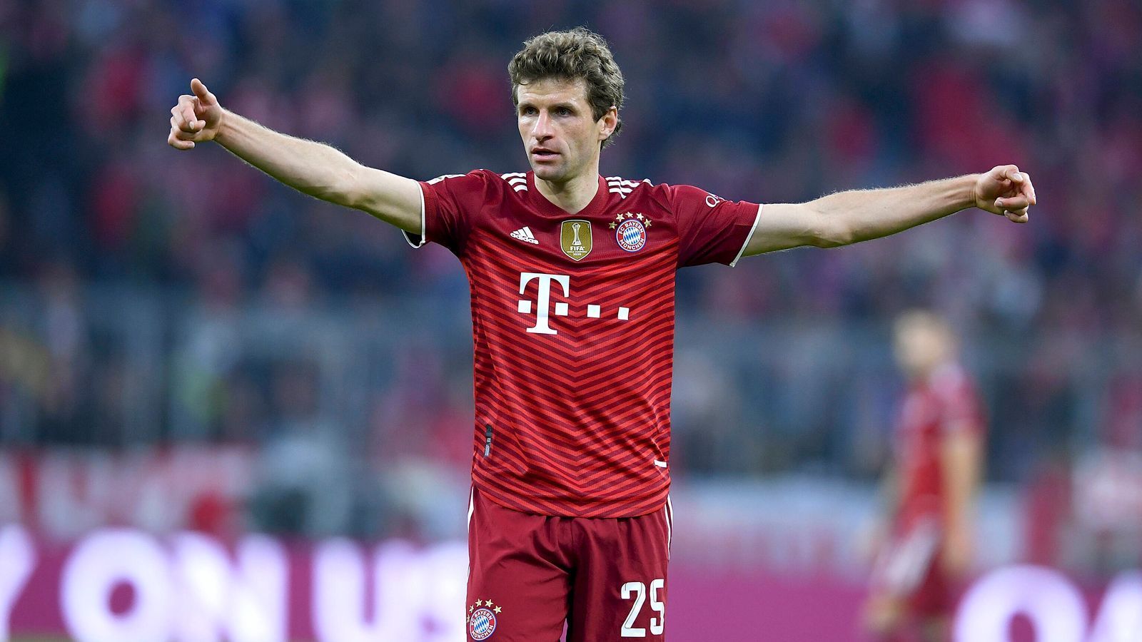 
                <strong>Angriff: Thomas Müller (120 Punkte)</strong><br>
                Was kann man über Thomas Müller noch schreiben? Der "Raumdeuter" spielt mal wieder eine exzellente Saison und kommt in elf Spielen auf vier Tore und bereits zehn (!) Torvorlagen. Hält er diesen Schnitt, könnte er sogar seinen Vorlagenrekord (21) knacken.
              