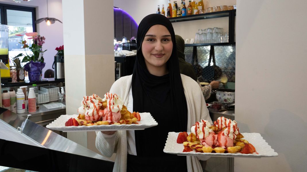 Die Inhaberin Sumeja Zumberi bringt die Bestellungen zu ihren Kundinnen im Eiscafé Baresha. Das kürzlich eröffnete Lokal in Bremen-Gröpelingen ist nur für Frauen und soll ihnen als Rückzugsort dienen.