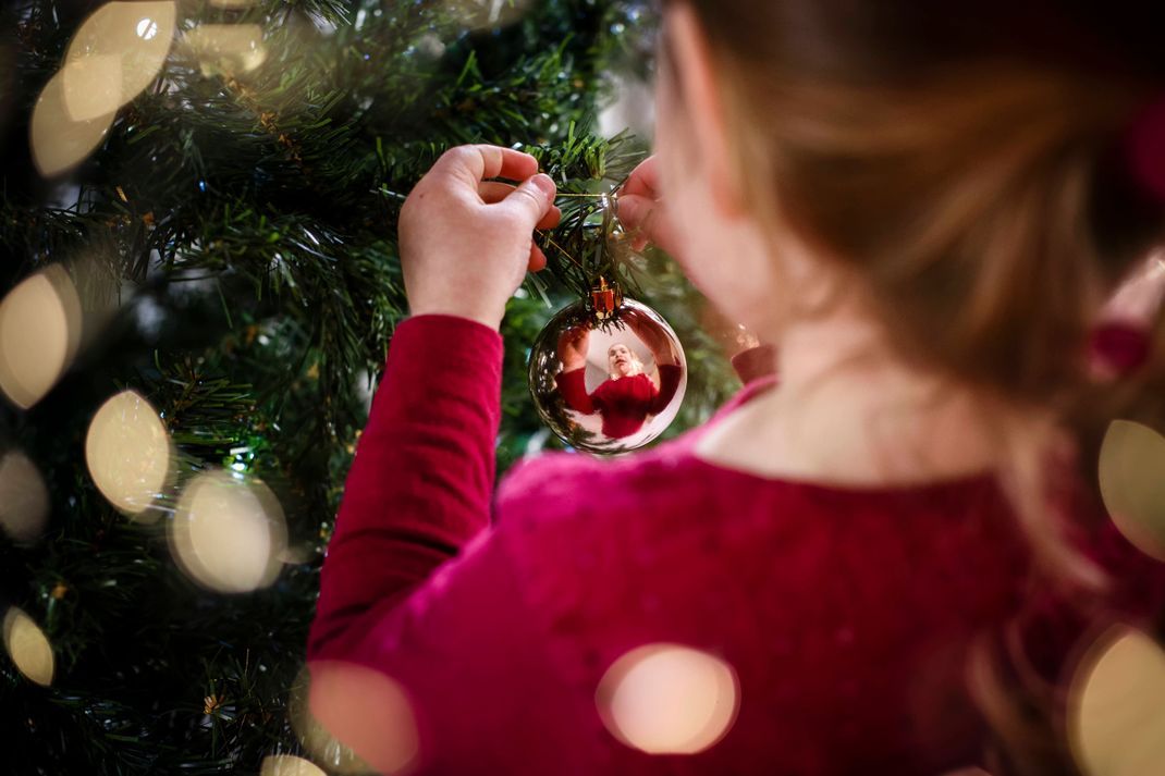 Zu filigran für Kinderhände: Zerbrechliche Christbaumkugeln dürfen in diesem Jahr Pause machen oder die obersten Zweige des Weihnachtsbaumes schmücken.