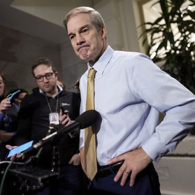 Jim Jordan, Abgeordneter des US-Repräsentantenhauses für Ohio, spricht nach drei verlorenen Wahlgängen mit Journalisten. 