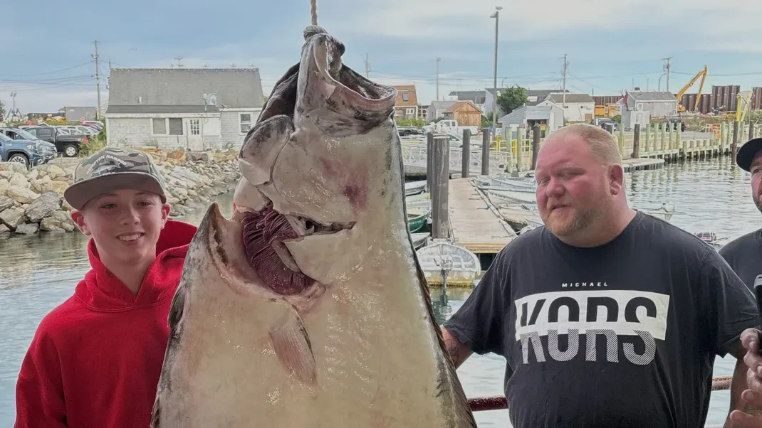 Größer als er selbst ist der gefangene Fisch eines Teenagers in den USA.