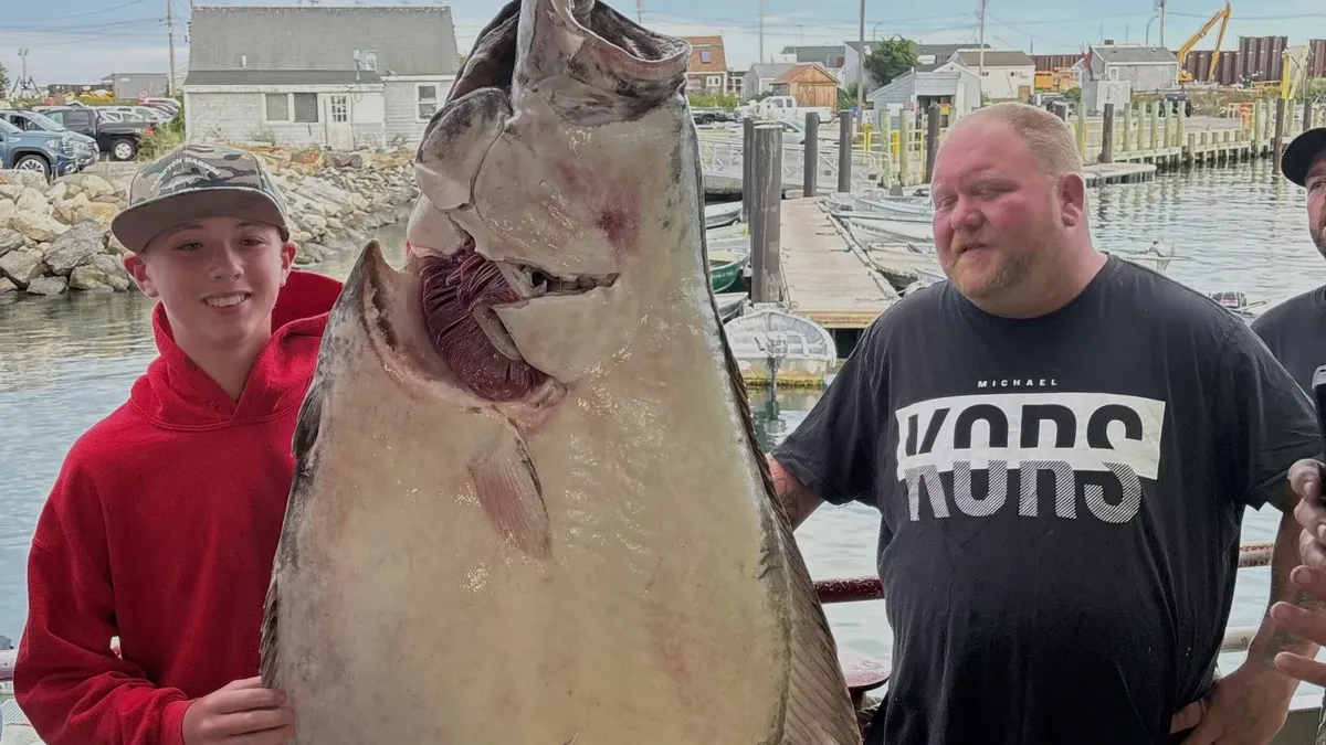 Größer als er selbst ist der gefangene Fisch eines Teenagers in den USA.