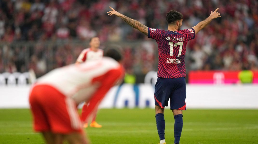 Leipzigs Dominik Szoboszlai feiert nach dem Sieg gegen den FC Bayern in der Münchner Allianz Arena.