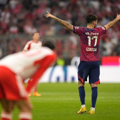 Leipzig's Dominik Szoboszlai feiert nach dem Sieg gegen den FC Bayern in der Münchner Allianz Arena.