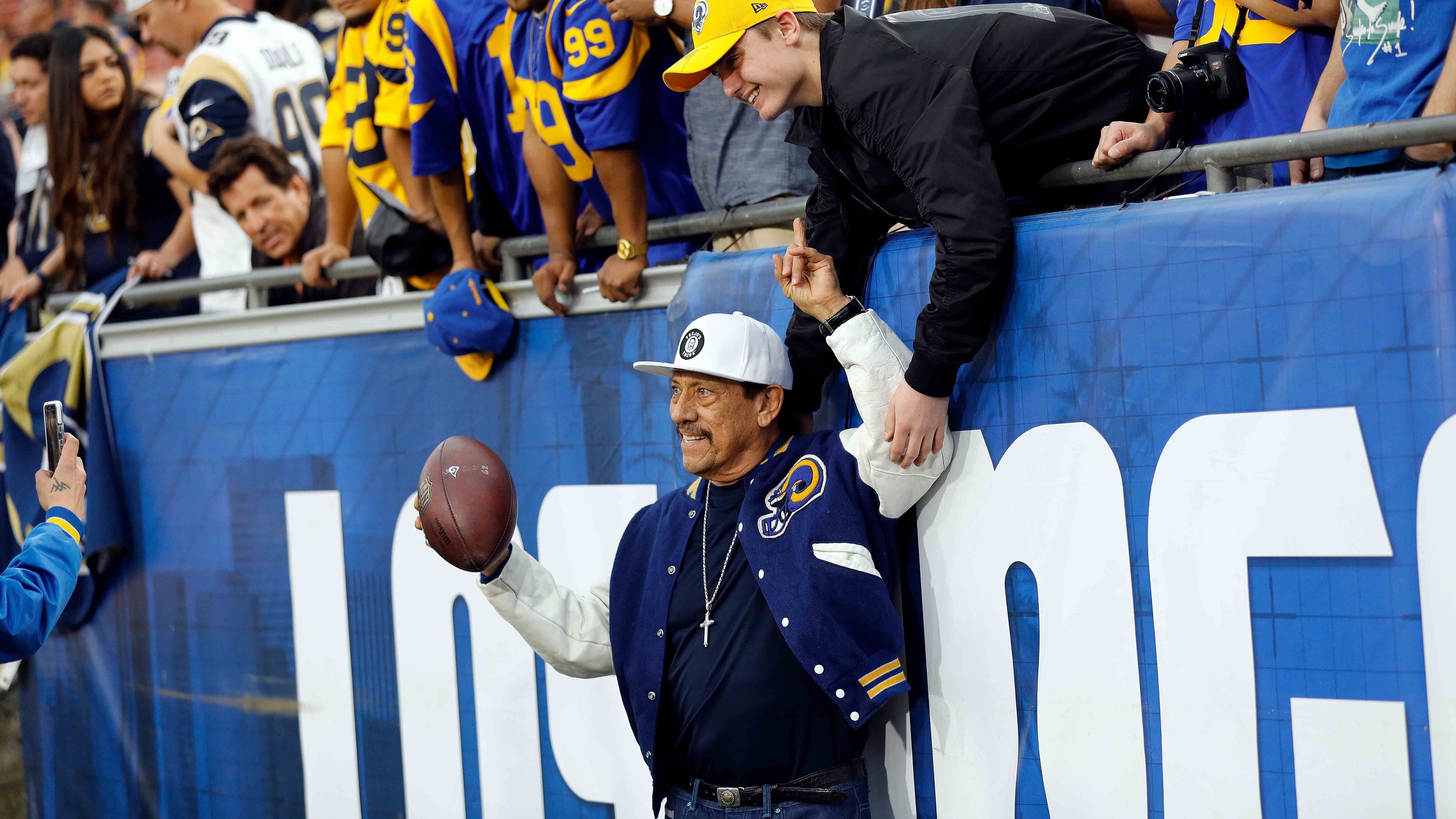 
                <strong>Danny Trejo (Schauspieler)</strong><br>
                Schauspieler Danny Trejo gilt als Superfan der Rams und lässt dementsprechend keine Zweifel aufkommen. So trat er unter anderem bei der Super-Bowl-Verabschiedung der Rams auf und hielt dort eine Rede. Dabei trug er übrigens die #99 von Aaron Donald auf dem Trikot. 
              