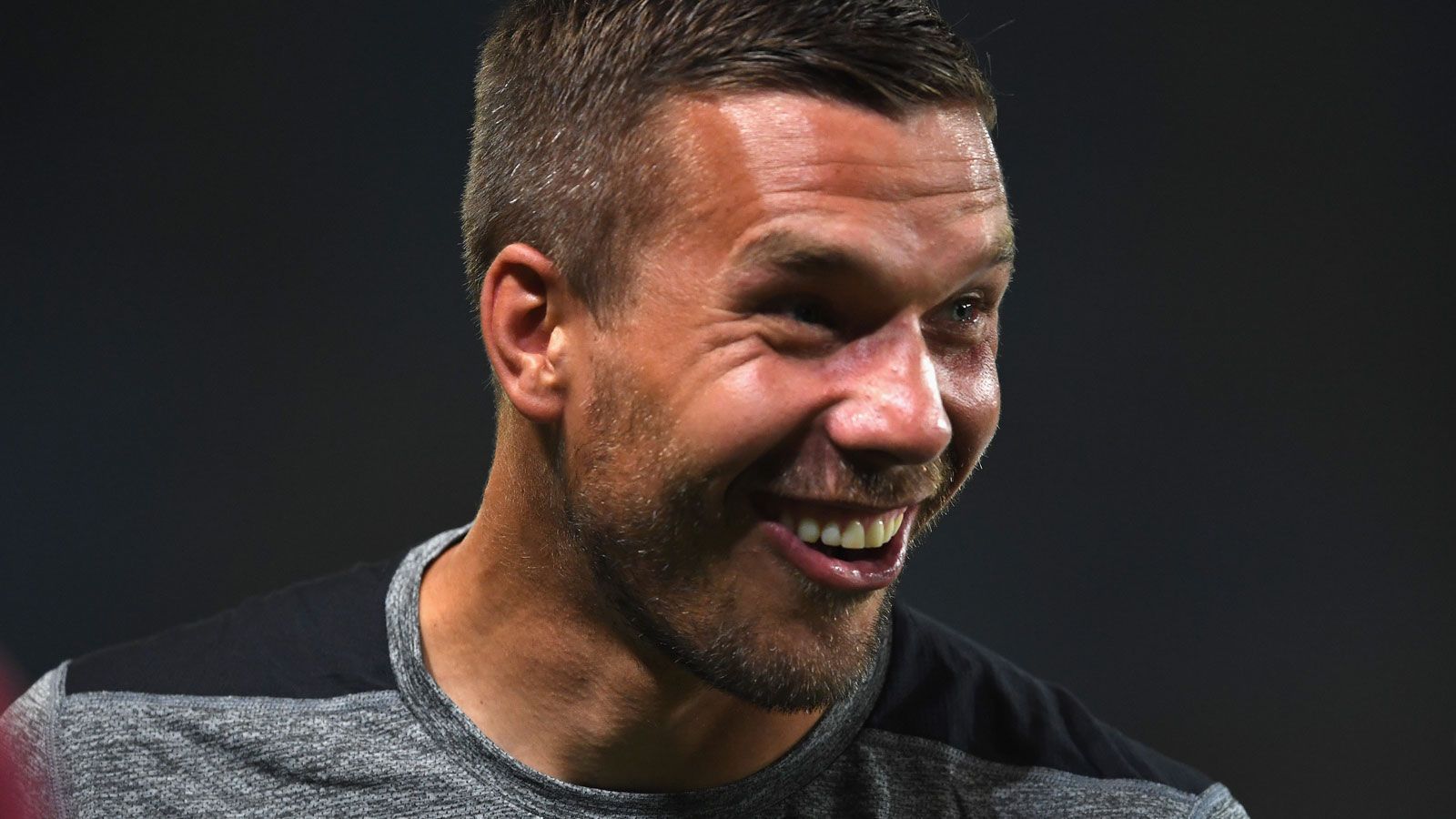 
                <strong>Lukas Podolski</strong><br>
                Podolski spielte bei WM 2014 in zwei Vorrundenspielen insgesamt 53 Minuten. Nach der WM begann für den einstigen "Prinz Poldi" eine Welttour, zunächst wurde er von Arsenal an Inter Mailand ausgeliehen, die nächsten Stationen waren Galatasaray Istanbul, Vissel Kobe und Antalyaspor. Aktuell spielt er bei seinem heimatverein Gornik Zarbze in Polen, wo er kürzlich seinen Vertrag verlängerte. Für die Zeit nach der Karriere ist der 38-Jährige gut aufgestellt, er betreibt einen Dönerladen und eine Eisdiele in Köln und ist an einem Brauhaus beteiligt.
              