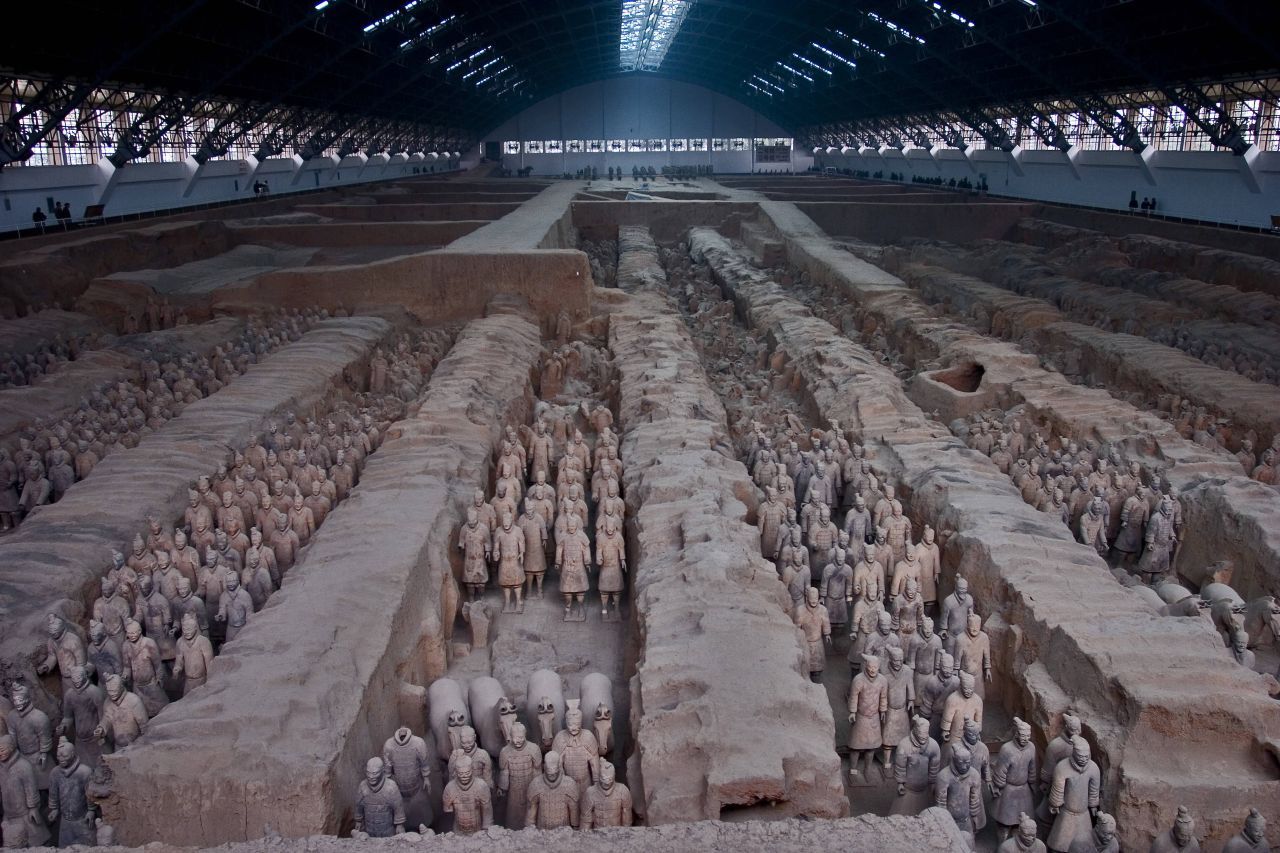 Terrakotta-Armee in China: Um für sein Leben im Jenseits gut gerüstet zu sein, ließ sich der erste chinesische Kaiser Qín von 8000 Ton-Soldaten begleiten. Bis heute haben Archäolog:innen noch nicht die gesamte Anlage in der Nähe der Stadt Xi’an ausgegraben.