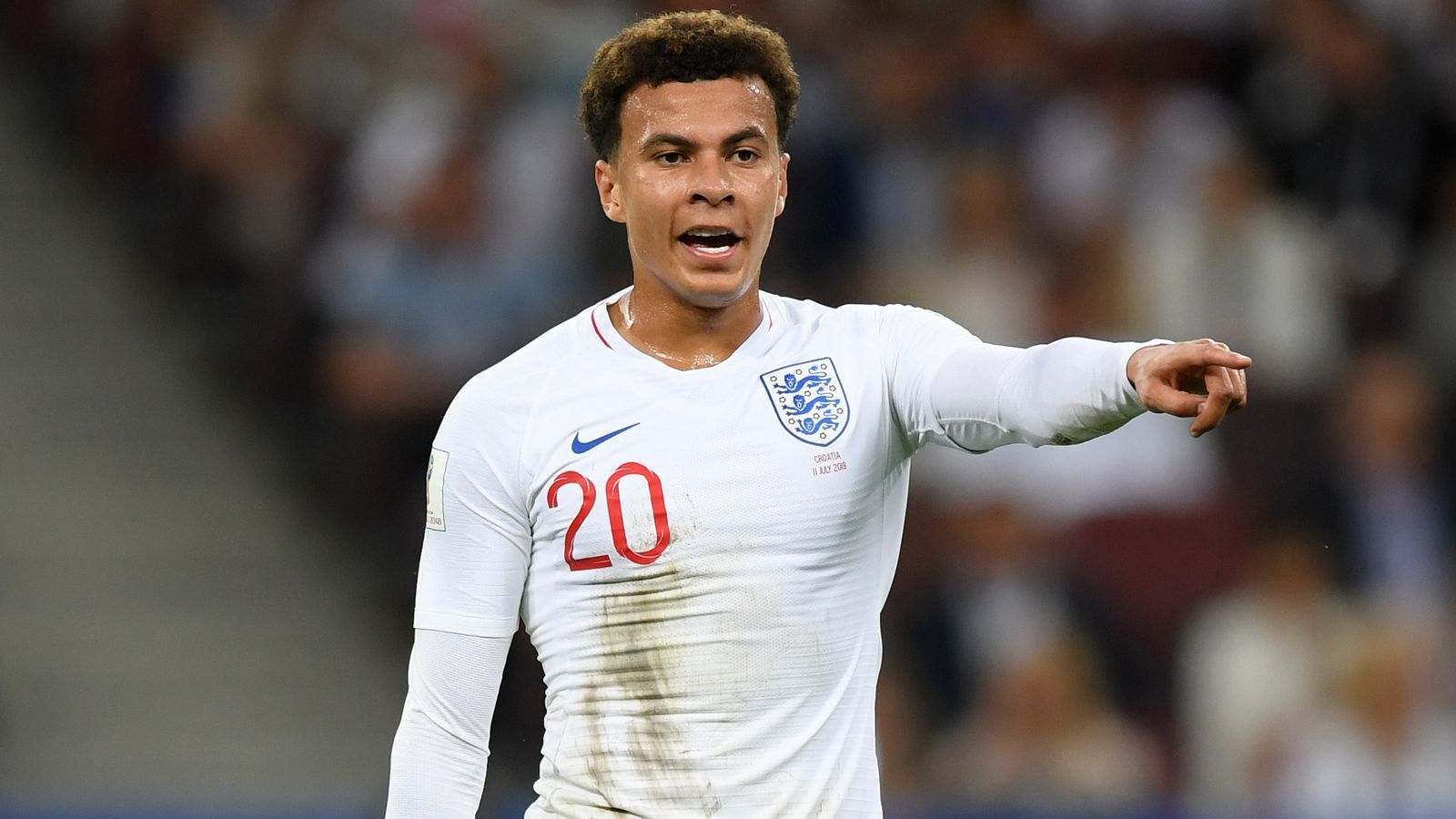 
                <strong>Dele Alli (England)</strong><br>
                Bewegt sich clever zwischen der Doppelspitze Kane/Sterling und dem Mittelfeld, ist dadurch für Brozovic und Co. nur schwer zu fassen. Hilft gleichzeitig gegen Modric und Rakitic defensiv tatkräftig mit. Bereitet Lingards Großchance mit viel Übersicht vor. Mit zunehmender Spieldauer wird Alli allerdings etwas passiv. So auch beim 1:1, als er Vrsajlko ungehindert flanken lässt. ran-Note: 3
              