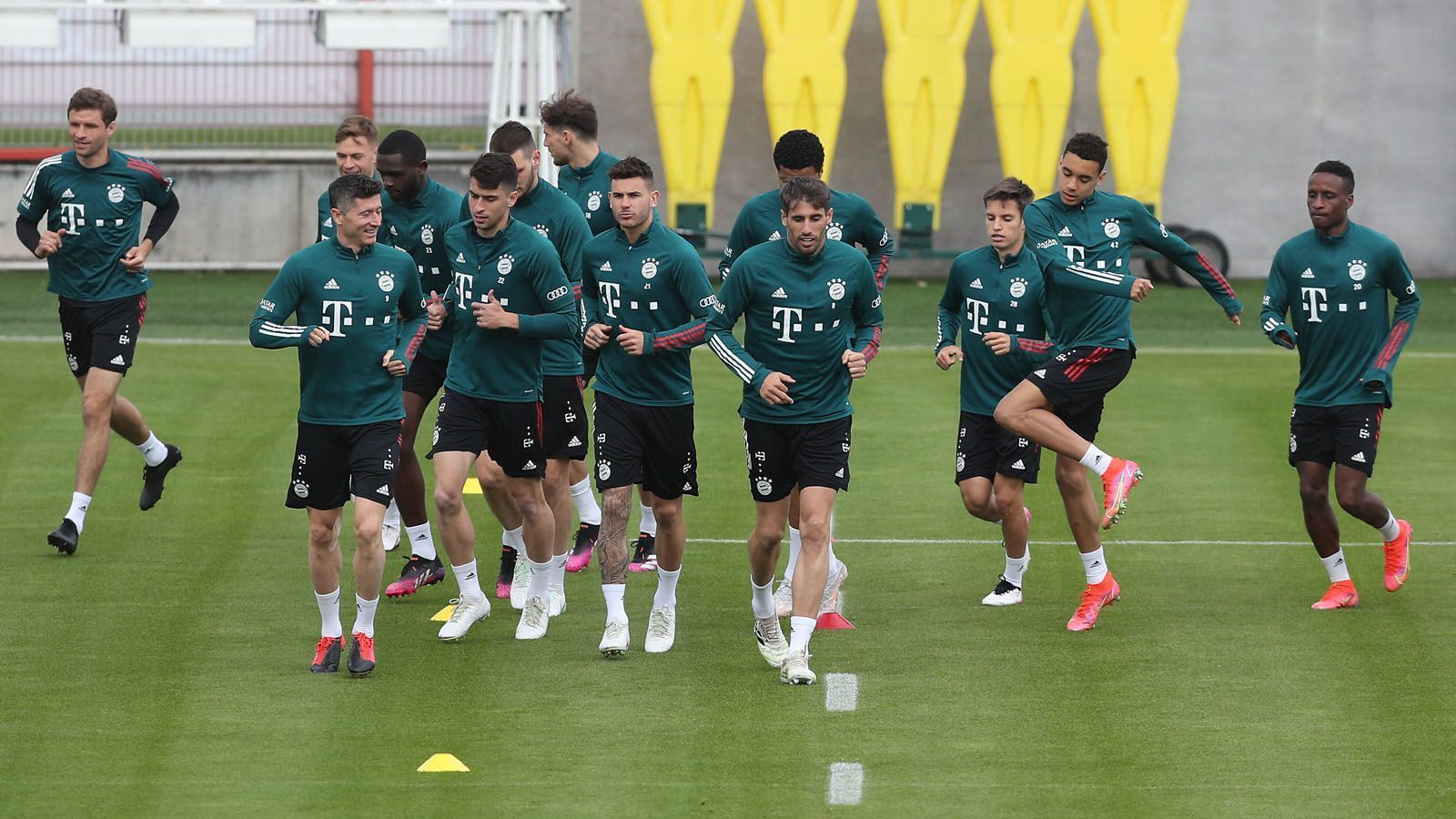 
                <strong>FC Bayern München</strong><br>
                Trainingsstart: 7. Juli (6. Juli Leistungsdiagnostik) -Trainingslager: nicht geplant -Testspiele: Sa., 17. Juli, FC Bayern München - 1. FC Köln 2:3, Sa., 24. Juli, FC Bayern München - Ajax Amsterdam 2:2, Mi., 28. Juli, FC Bayern München - Borussia Mönchengladbach 0:2, Sa., 31. Juli, FC Bayern München - SSC Neapel 0:3
              