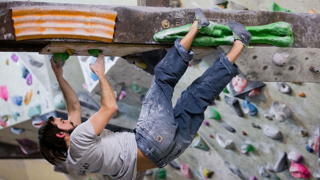 Beim Bouldern geht es im Gegensatz zum Klettern weniger um Höhe und Adrenalin. Dafür brauchst du weniger Ausrüstung und kannst sofort loslegen.