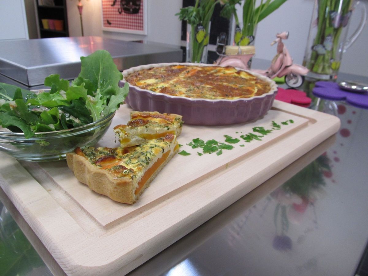 Karotten-Kräuter-Quiche mit Salat