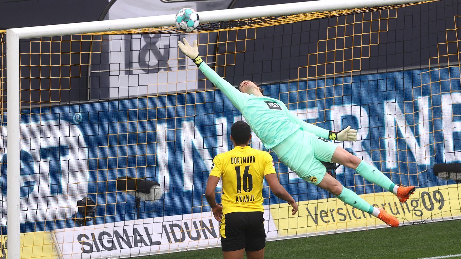 
                <strong>Der BVB fängt sich ein kurioses Eigentor</strong><br>
                Trotz der ganzen hochkarätigen Stürmer auf dem Feld treffen in der ersten Halbzeit nur zwei Dortmunder Verteidiger. BVB-Verteidiger Nico Schulz köpft hart bedrängt von Silva eine Flanke per Bogenlampe ins eigene Tor.
              