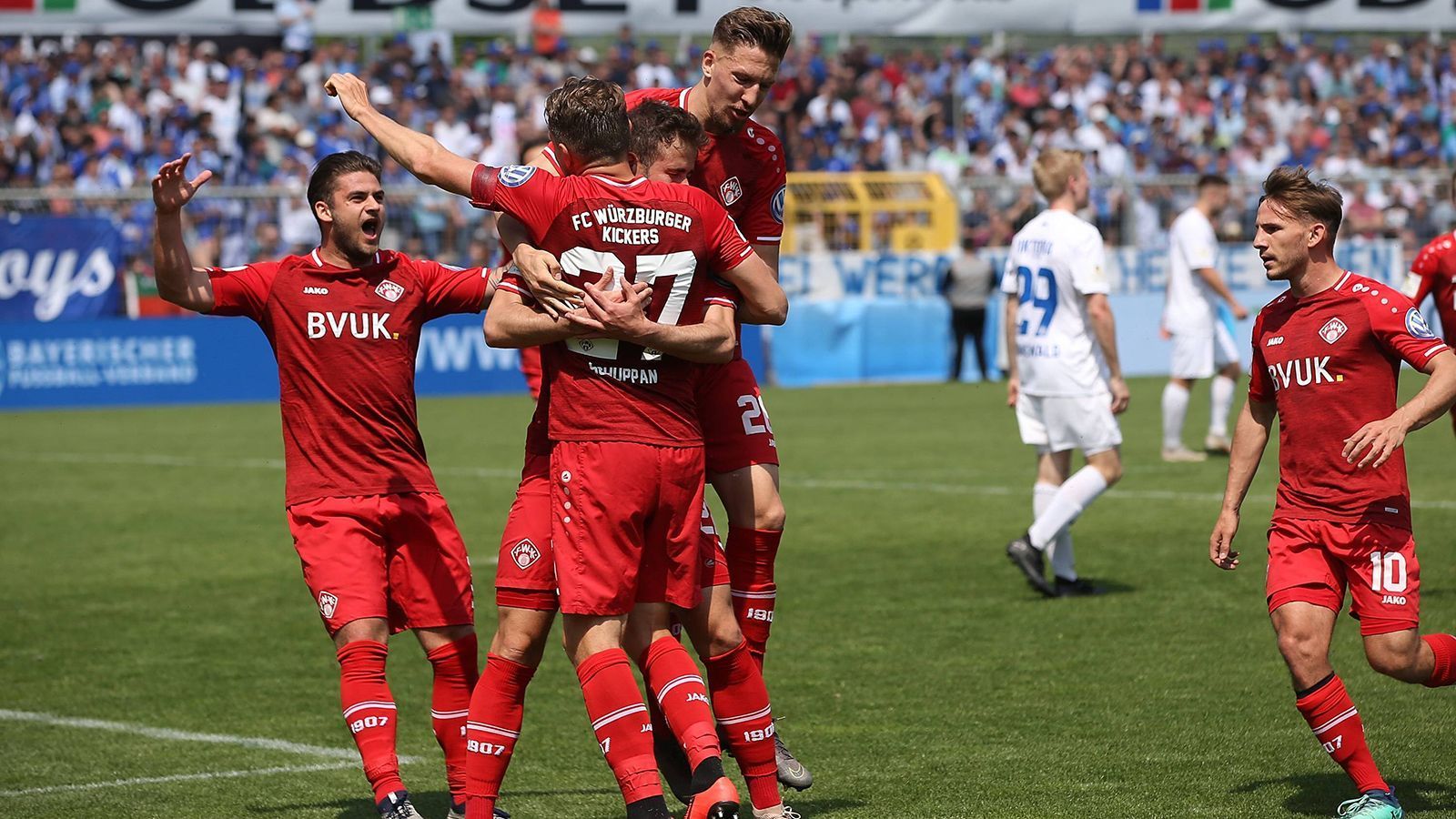 
                <strong>FC Würzburger Kickers</strong><br>
                Landespokalsieger Bayern: 3:0-Finalsieg gegen den SV Viktoria Aschaffenburg
              