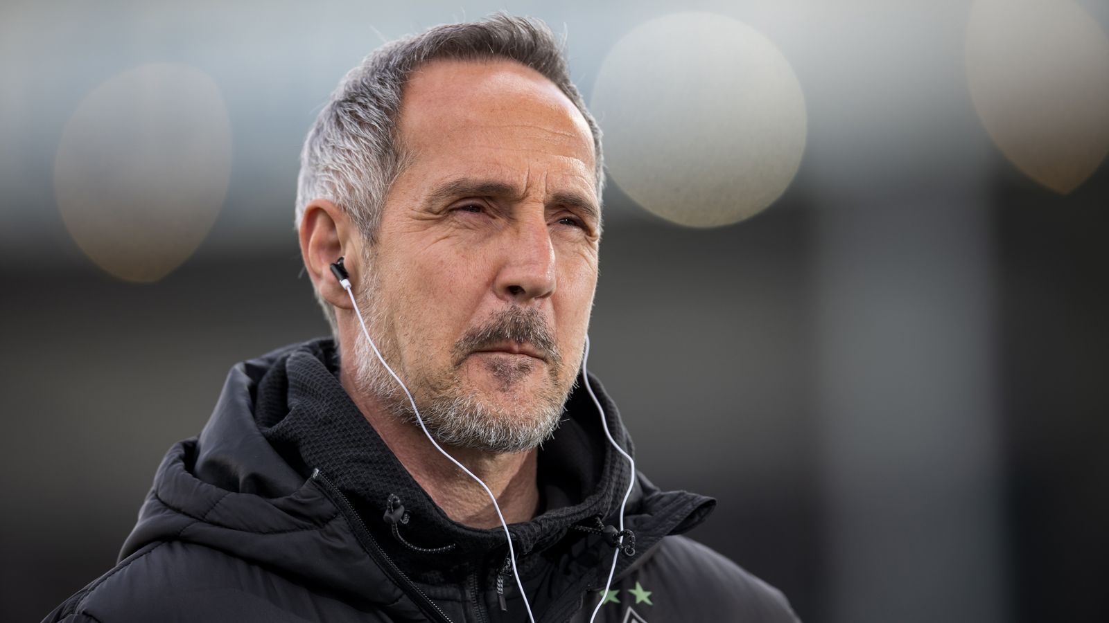 
                <strong>Borussia Mönchengladbach</strong><br>
                Adi Hütter selbst gab nach dem 5:1-Sieg gegen die TSG Hoffenheim bekannt, dass bereits nach einem Jahr wieder Schluss als Trainer bei der Borussia ist. Das Projekt mit Hütter ist gescheitert. Statt die "Fohlen" wieder in die europäischen Plätze zu bugsieren, gab es eine Horor-Saison für den 52-Jährigen. Nun müssen sich die Gladbacher Verantwortlichen um Sportdirektor Roland Virkus einen neuen Coach suchen.
              