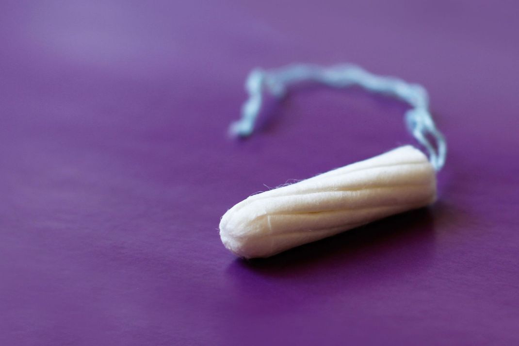 Mit einem normalen Tampon sollten Sie während Ihrer Tage lieber keinen Sex haben, denn der Hygieneartikel kann schnell verrutschen.
