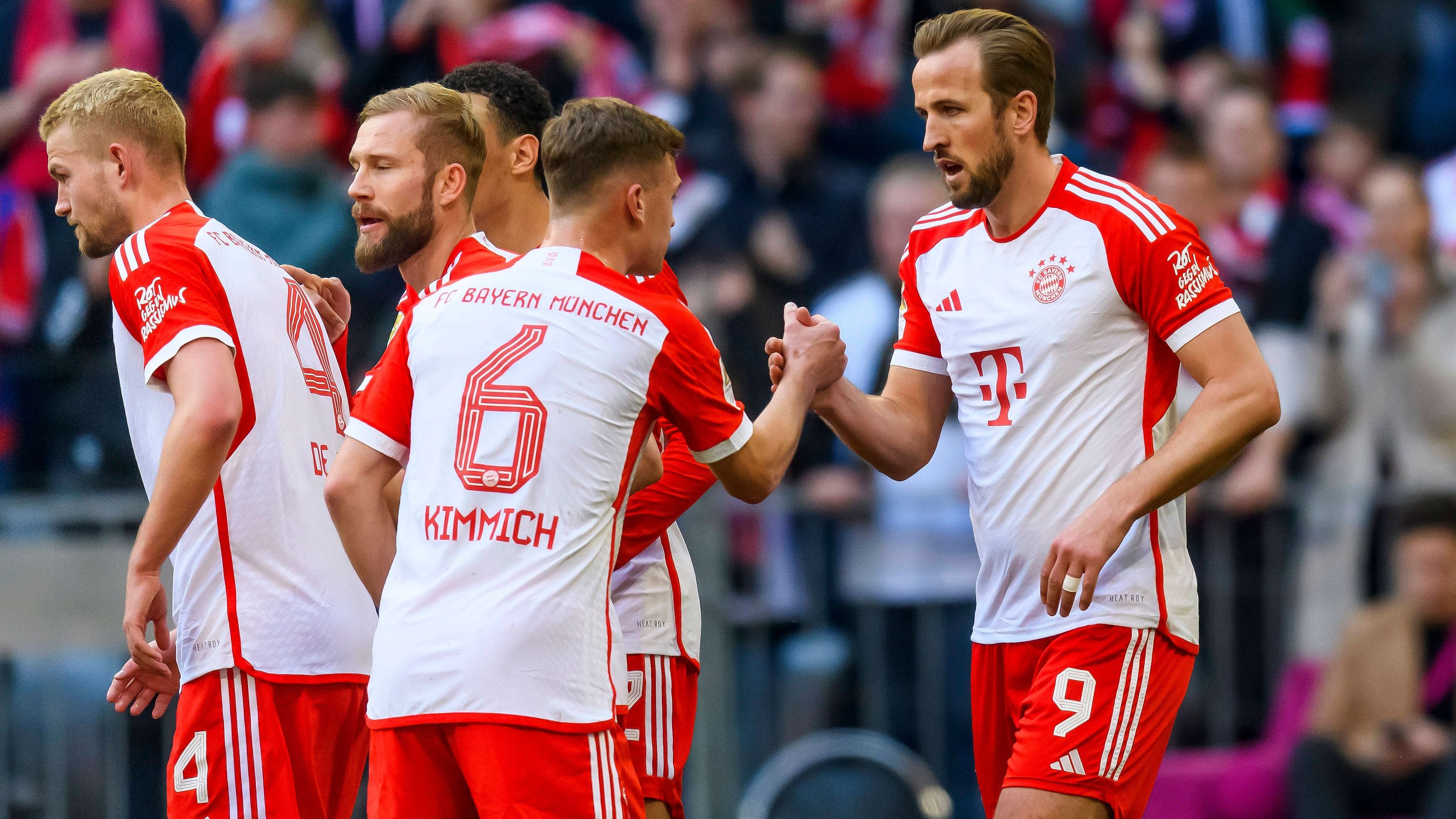 <strong>Einzelkritik zur 8:1-Gala der Bayern gegen Mainz</strong><br>Der FC Bayern ist auch in der Liga wieder in die Erfolgsspur zurückgekehrt. Der Rekordmeister gewann gegen den allerdings harmlosen Abstiegskandidaten Mainz 05 locker mit 8:1 (3:1) und verkürzte zumindest vorübergehend den Rückstand auf Tabellenführer Leverkusen. Dabei überzeugte vor allem ein Trio beim FCB. Die Noten und die Einzelkritik.