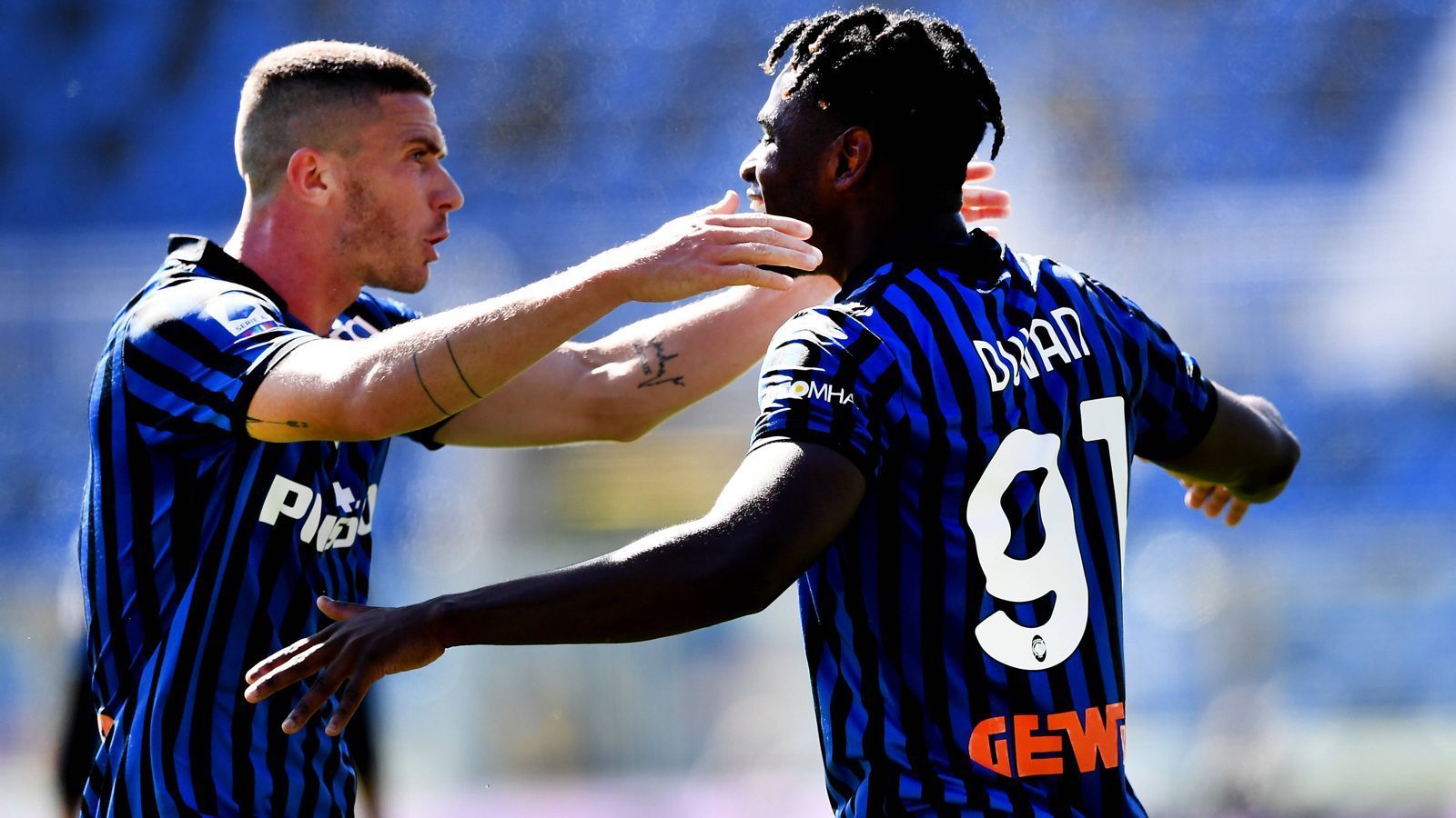 
                <strong>Atalanta Bergamo</strong><br>
                Zum Abschluss noch ein Sprung nach Italien. Mit Atalanta Bergamo spielt dort eine für die Serie A komplett untypische Mannschaft seit zwei Jahren vorne mit. Anders als die meisten Teams in Italiens Oberhaus steht Atalanta für bedingungslosen Offensivfußball, nicht umsonst hat Bergamo in den zurückliegenden beiden Saisonen jeweils deutlich mehr Treffer erzielt als der spätere Meister Juventus Turin. So sprangen für das Team um den deutschen Profi Robin Goosens (li.) und Torjäger Duvan Zapata (re.) zwei Champions-League-Teilnahmen hintereinander heraus. Obwohl die Mannschaft aus Bergamo im Real Life absolut zu fürchten ist, stellt sie im Karrieremodus zum selbst zocken durchaus eine Herausforderung dar. Zum einen hat der Kader keine wirklich teuren Spieler, die man als virtueller Manager des Klubs teuer verkaufen könnte und zum anderen ist das Transferbudget im ersten Jahr mit 28 Millionen nicht besonders üppig für einen Champions-League-Teilnehmer. Eine Nische, die du als virtueller Atalanta-Boss bedienen könntest, wäre das Entwickeln von Talenten, denn davon gibt es im aktuellen Kader nur ganz wenige.
              