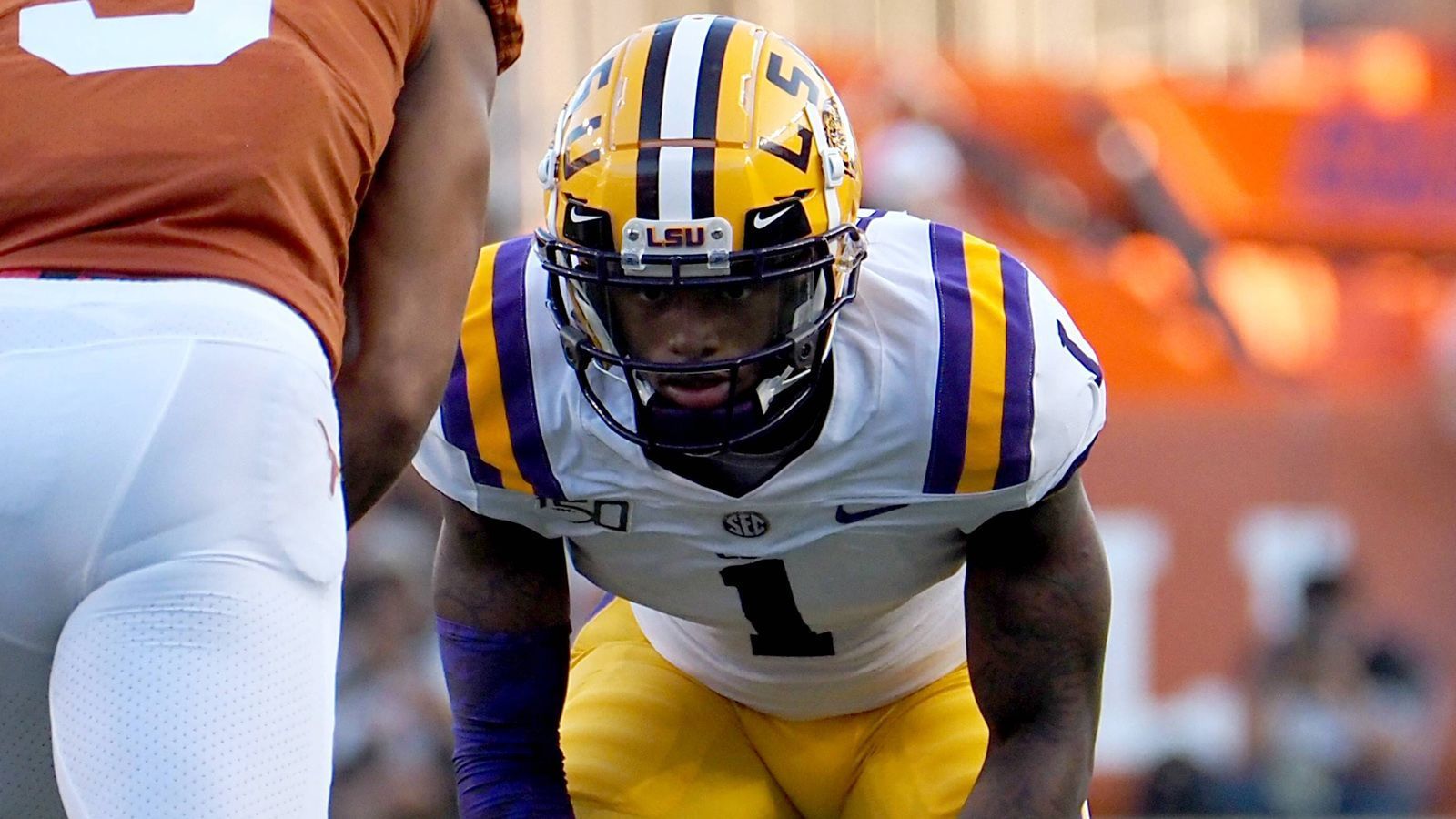 
                <strong>LSU Tigers - Kristian Fulton (Cornerback)</strong><br>
                Auch Kristian Fulton wird im Draft 2020 als möglicher Erstrunden-Pick gehandelt. Die "USA Today" ordnete den 21-Jährigen als drittbesten Defensive Back im College-Football ein. Allerdings sorgte er am College auch für negative Schlagzeilen. Im Jahre 2017 wurde der 1,83 Meter große Akteur für zwei Spiele gesperrt, nachdem er einen Test für leistungssteigernde Medikamente manipuliert hatte. Mit seiner Berufung scheiterte er. Schlussendlich setzte er die komplette Saison 2017 aus. In der laufenden Saison kam Fulton auf 31 Tackles, eine Interception und wehrte zwölf Pässe auf seinen Gegenspieler ab.
              