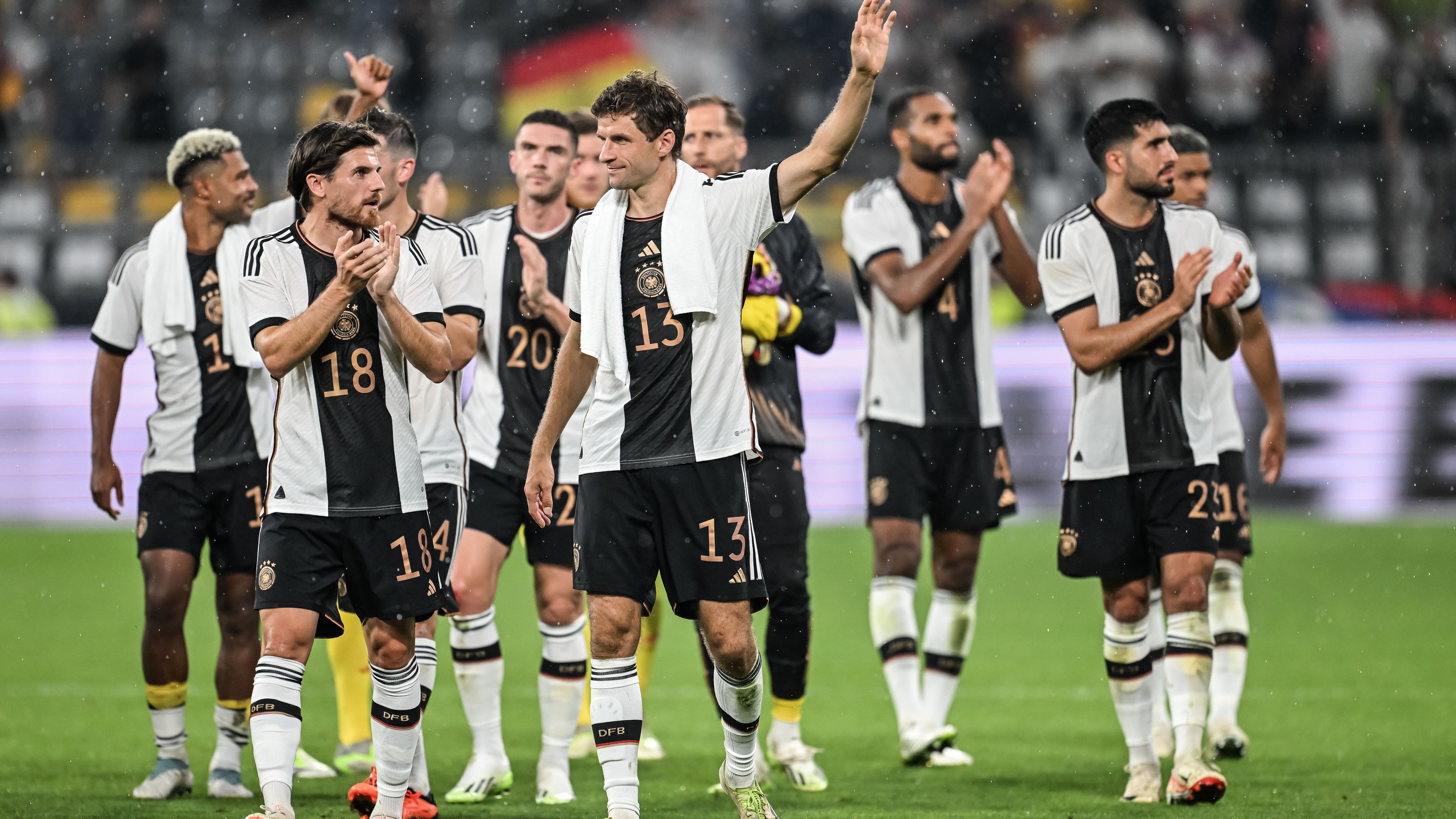 <strong>Diese Nationen haben sich für die EM in Deutschland qualifiziert</strong><br>Die Playoff-Spiele sind beendet. Alle Teilnehmer der EM-Endrunde in Deutschland 2024 stehen fest.&nbsp;<strong><em>ran</em></strong>&nbsp;präsentiert die Nationen, die neben Gastgeber Deutschland bei der EM 2024 dabei sind. (Stand: 26. März 2023)