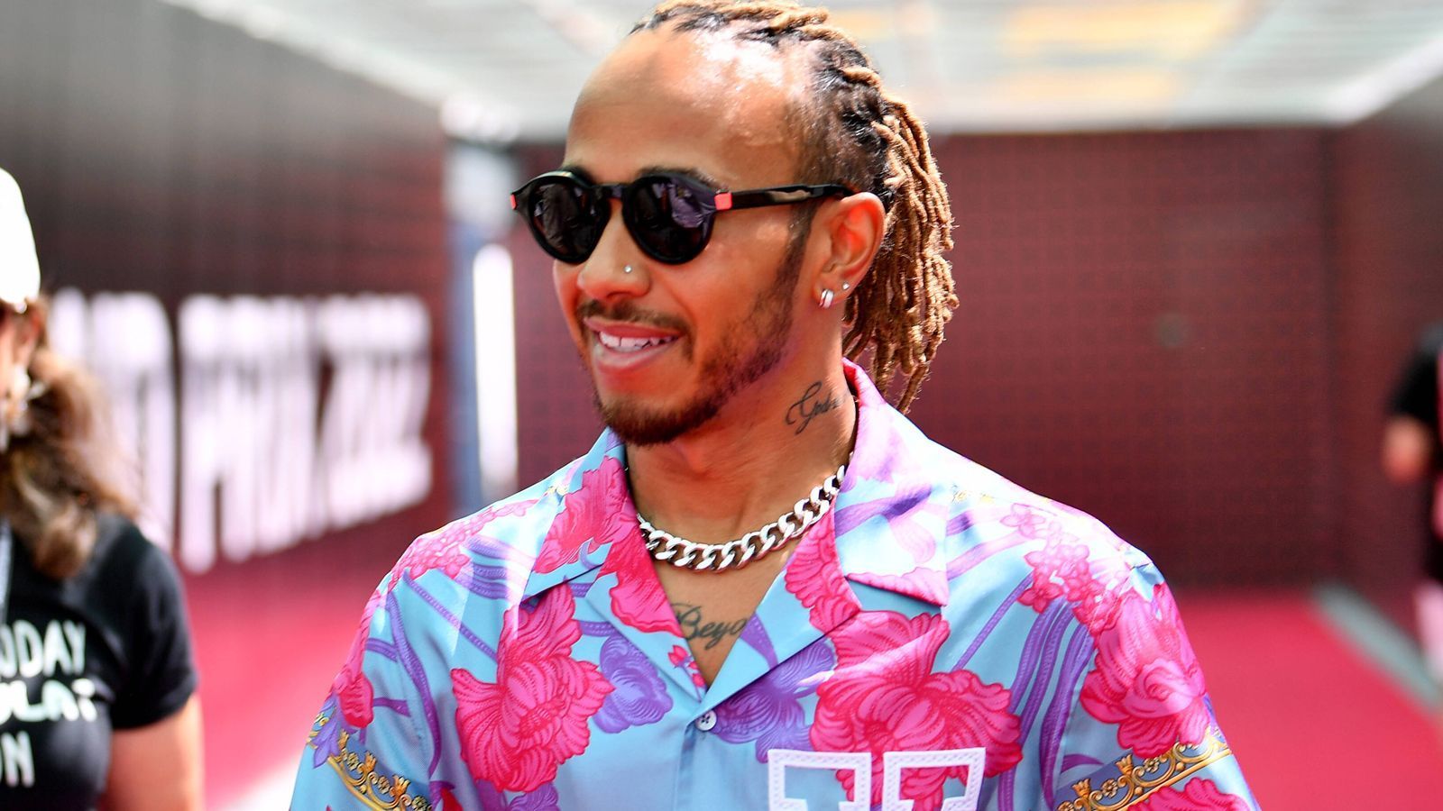 
                <strong>Lewis Hamilton mit Pech</strong><br>
                Mike Elliott, der technische Direktor von Mercedes, nimmt Hamilton im Interview mit der "Sport Bild" in Schutz: "Man kann die Leistungen nicht miteinander vergleichen. George ist super in die Saison gekommen. Auch Lewis fährt gut - aber er hatte viel Pech. Zum Beispiel in Barcelona, als er in der ersten Runde gedreht wurde und Vorletzter war. Man sollte nicht den Fehler machen und Lewis abschreiben." Trotzdem musste Hamilton teamintern schon lange nicht mehr so kämpfen. Zuletzt war das 2016 der Fall, damals verlor er den Titelkampf gegen seinen Teamkollegen Nico Rosberg.
              