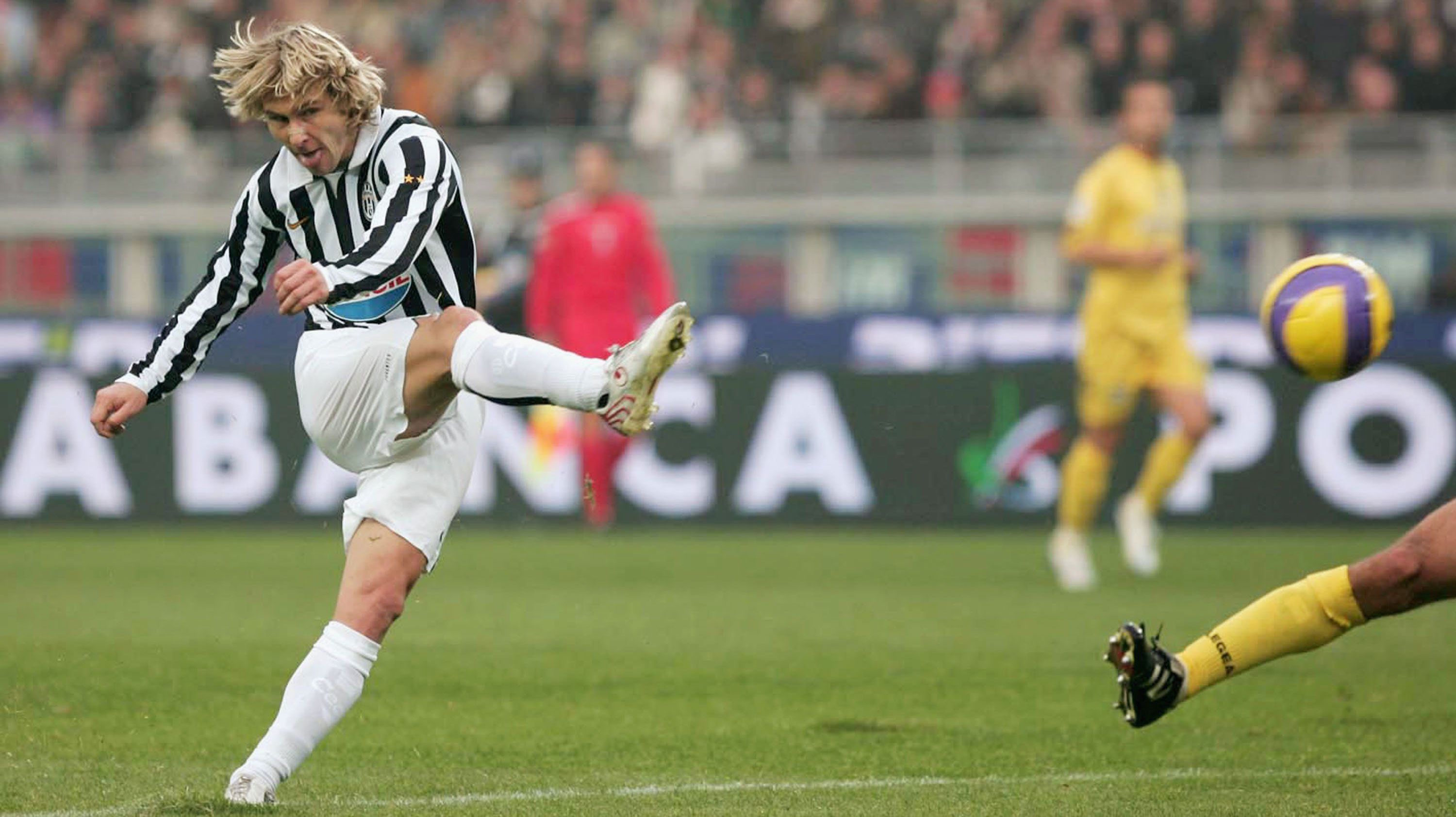 
                <strong>Mittelfeld: Pavel Nedved</strong><br>
                Mittelfeld: Pavel Nedved. Der begnadete Techniker war wohl der berühmteste Kopf von Tschechiens "goldener Generation". Insbesondere bei der EM 2004 zeigte der Edeltechniker überragende Leistungen. Zum Titel reichte es zwar nicht, doch Nedved wurde völlig zurecht in das UEFA-All-Star-Team gewählt.
              