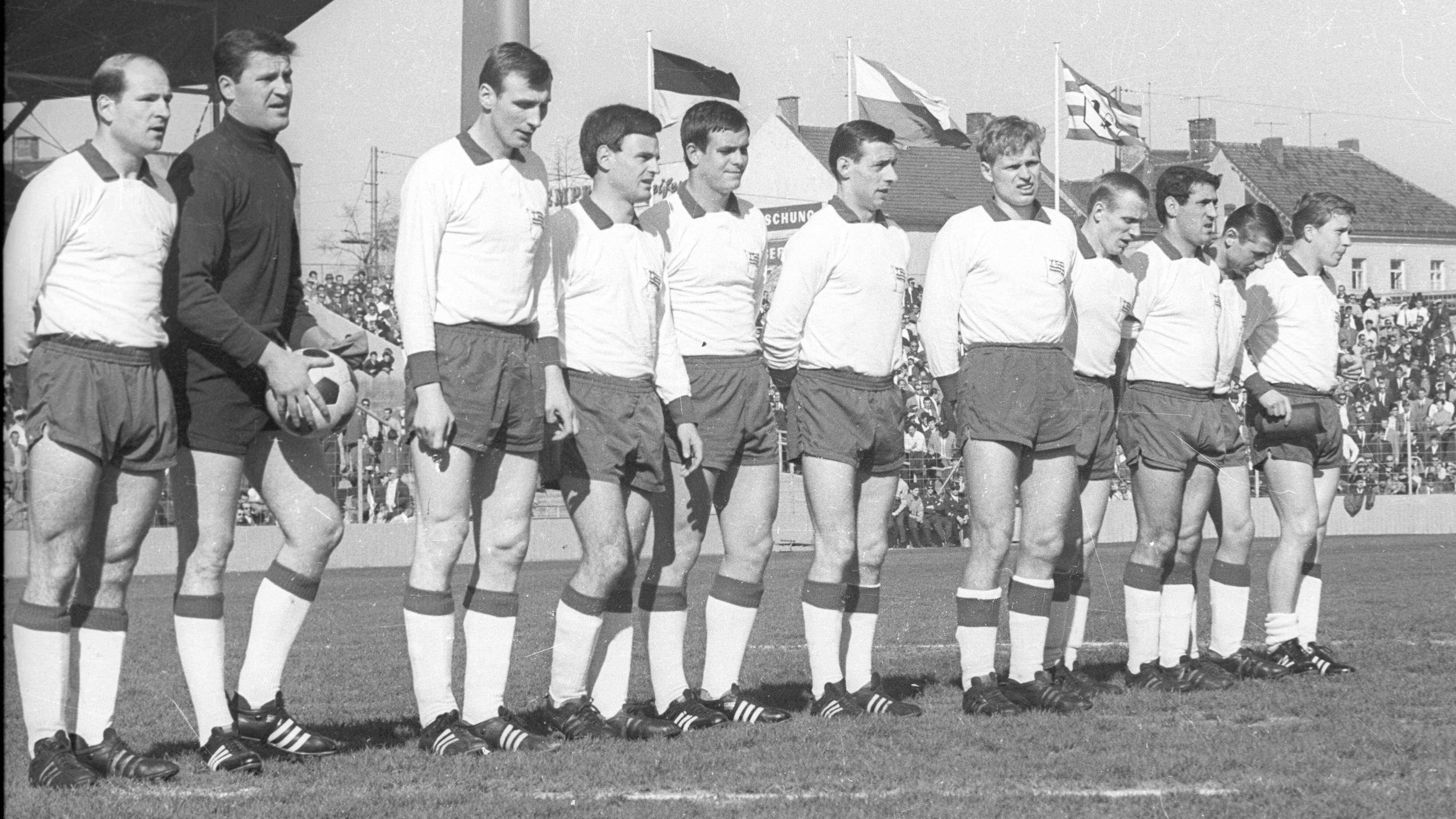 
                <strong>Tasmania Berlin (Saison 1965/66 - vier Punkte, 6:37 Tore)</strong><br>
                Eine Saison, die bis heute in den Geschichtsbüchern steht. Mit einem 2:0-Sieg über Karlsruhe war Tasmania Berlin damals in die Saison gestartet. Doch in der Folge blieb man 31 Spiele ohne Sieg, beendete die Saison mit zehn Punkte und hält seitdem zahlreiche Negativrekorde in der Fußball-Bundesliga. Auch wenn einige vor nicht allzu langer Zeit heftig wackelten ...
              