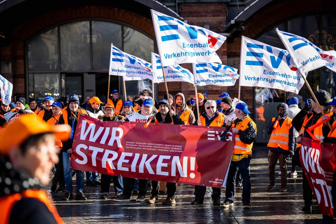 Die Tarifverhandlungen bei der Deutschen Bahn sind gescheitert. Das teilte die Eisenbahn- und Verkehrsgewerkschaft (EVG) am Mittwoch in Berlin mit. 