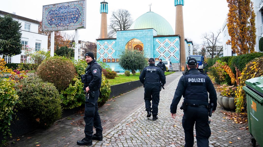 Einsatzkräfte der Polizei während der Razzia beim islamischen Zentrum Hamburg vor der Imam Ali Moschee (Blaue Moschee) an der Außenalster. 