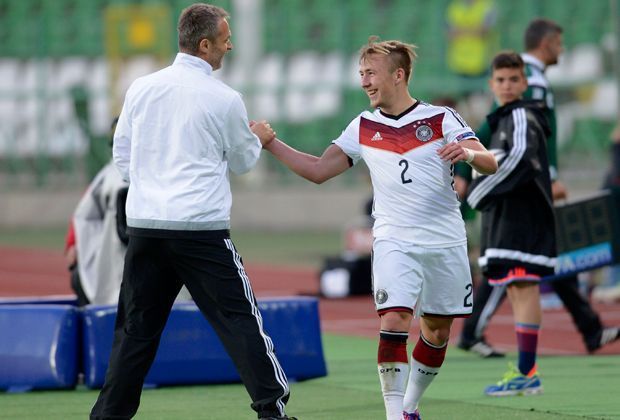 
                <strong>Im Fokus: Felix Passlack</strong><br>
                DFB-U17-Coach Christian Wück findet gegenüber "goal.com" nur lobende Worte für Passlack: "Kapitän und absoluter Führungsspieler. Mein verlängerter Arm auf dem Platz. Wenn Felix gut spielt, ist die Chance groß, dass wir sehr weit kommen."
              