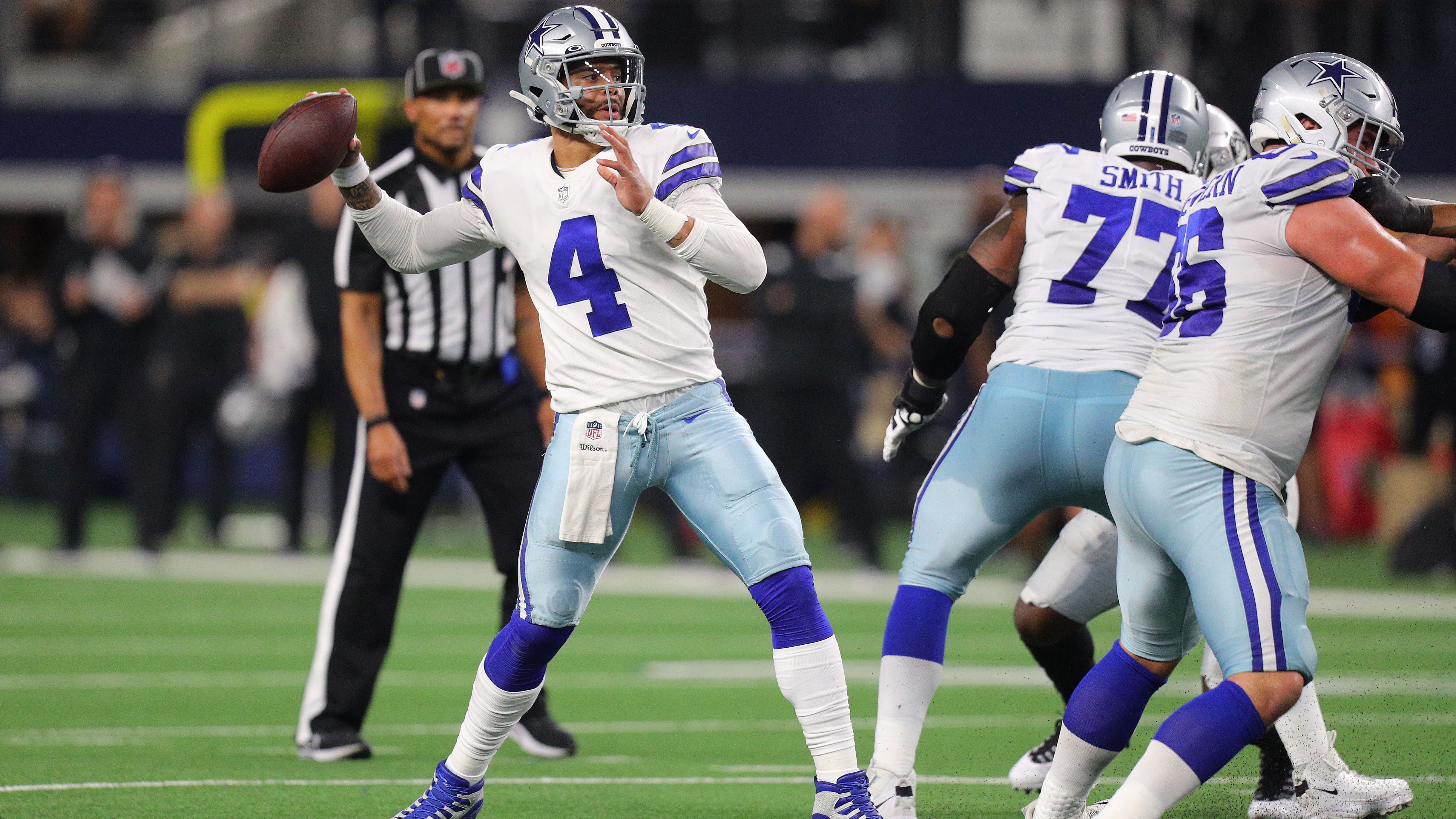 
                <strong>NFC East : Dallas Cowboys (7-4) - Die Stärken</strong><br>
                Dak Prescott, Ezekiel Elliott, CeeDee Lamb, Amari Cooper - auf dem Papier gibt es kaum Offensiven in der NFL, die mehr Talent besitzen als die Cowboys. Prescott (li.) war seine lange Verletzungspause zu Beginn der Spielzeit kaum anzumerken, mittlerweile ist der Quarterback allerdings etwas aus dem Tritt gekommen. Auch die Offensive Line hatte zuletzt immer wieder mit Verletzungen zu kämpfen, bei einem vollständig gesunden Kader sind die Cowboys allerdings zu allem fähig. Talent allein gewinnt jedoch keine Titel.
              