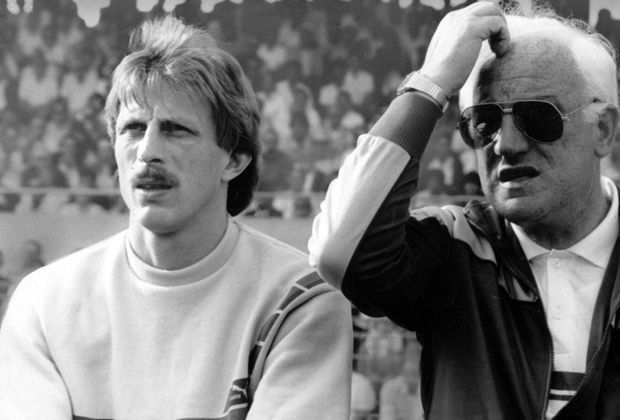 
                <strong>Christoph Daum</strong><br>
                Von 1981 bis 1986 ist Christoph Daum (l., neben Georg Keßler), der es in seiner aktiven Zeit nur bis in die Oberliga schafft, Amateurtrainer und Co-Trainer beim 1. FC Köln. Anschließend wird er zum Cheftrainer der Geißböcke befördert...
              