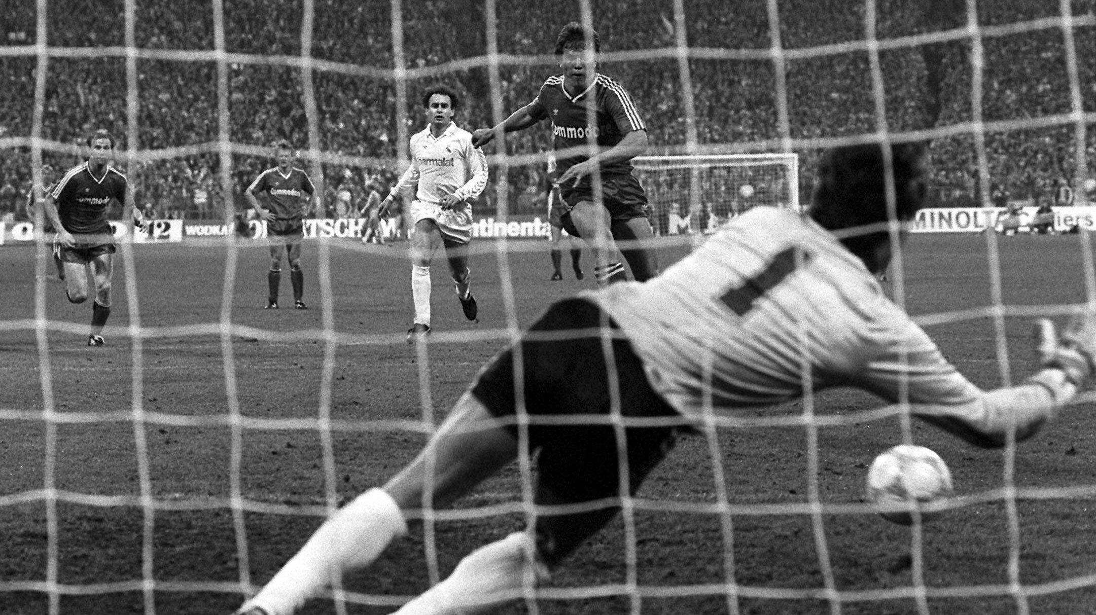 
                <strong>1987 - Halbfinale</strong><br>
                Gute zehn Jahre später dann das nächste Duell. Ein 4:1-Heimsieg im Hinspiel reicht den Bayern, um auch dieses Mal weiterzukommen. Mit zwei erzielten Elfmetern ist Lothar Matthäus der entscheidende Mann. In der Begegnung gibt es aber auch weniger schöne Momente.
              