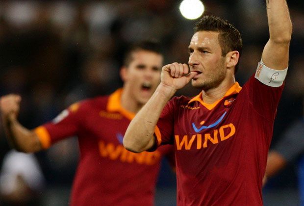 
                <strong>AS Rom: Francesco Totti (307 Tore)</strong><br>
                Francesco Totti ist die Gallionsfigur der Römer schlechthin. Seine ganze Karriere über blieb er den Hauptstädtern treu und kommt auf beeindruckende 307 Treffer.
              