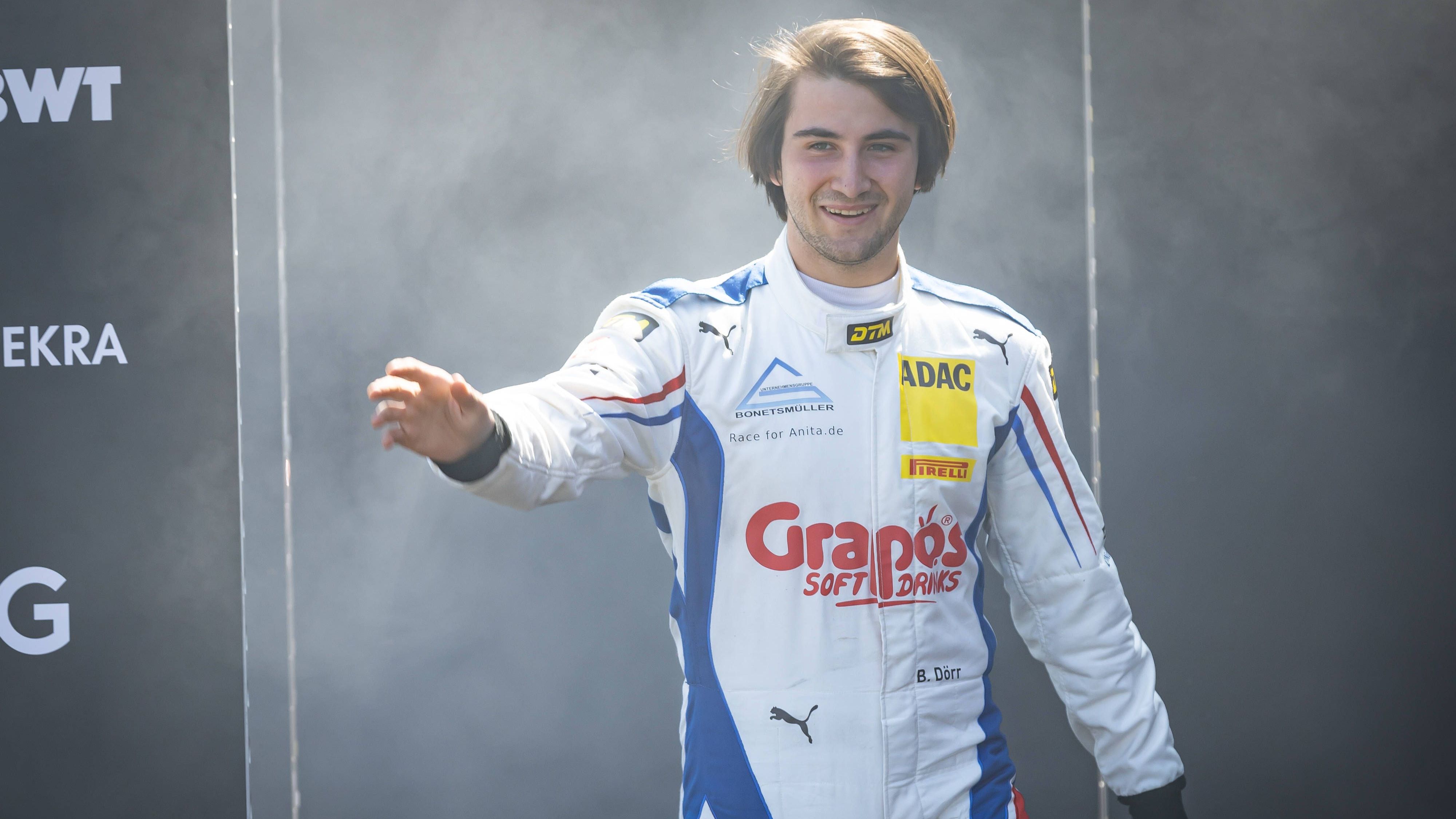 <strong>Platz 14: Ben Dörr (Dörr Motorsport - McLaren)</strong><br><a href="https://www.ran.de/sports/motorsport/dtm/news/dtm-ben-doerr-nach-historischem-podest-disqualifiziert-sind-schockiert-581121">So bitter</a>. Mal wieder. Der 20-Jährige fuhr als Zweiter beim Sonntagsrennen auf dem Sachsenring sensationell den ersten McLaren-Podestplatz der <a href="https://www.ran.de/sports/motorsport/dtm">DTM</a>-Geschichte ein. Und wurde dann disqualifiziert! Ursache dafür sind Verstöße gegen die Artikel 25.1 und 38.1 des DTM-Reglements.&nbsp;"Das Team hatte die Runde zur Startaufstellung mit einem unerlaubten Reifensatz absolviert, den neuen Reifensatz dabei angefahren und in der Startaufstellung auf den regulären, im Qualifying verwendeten Reifensatz zurückgewechselt", heißt es in einem Statement des Deutschen Motor Sport Bund (DMSB). So gab es gar keine Punkte für Dörr. Schade!