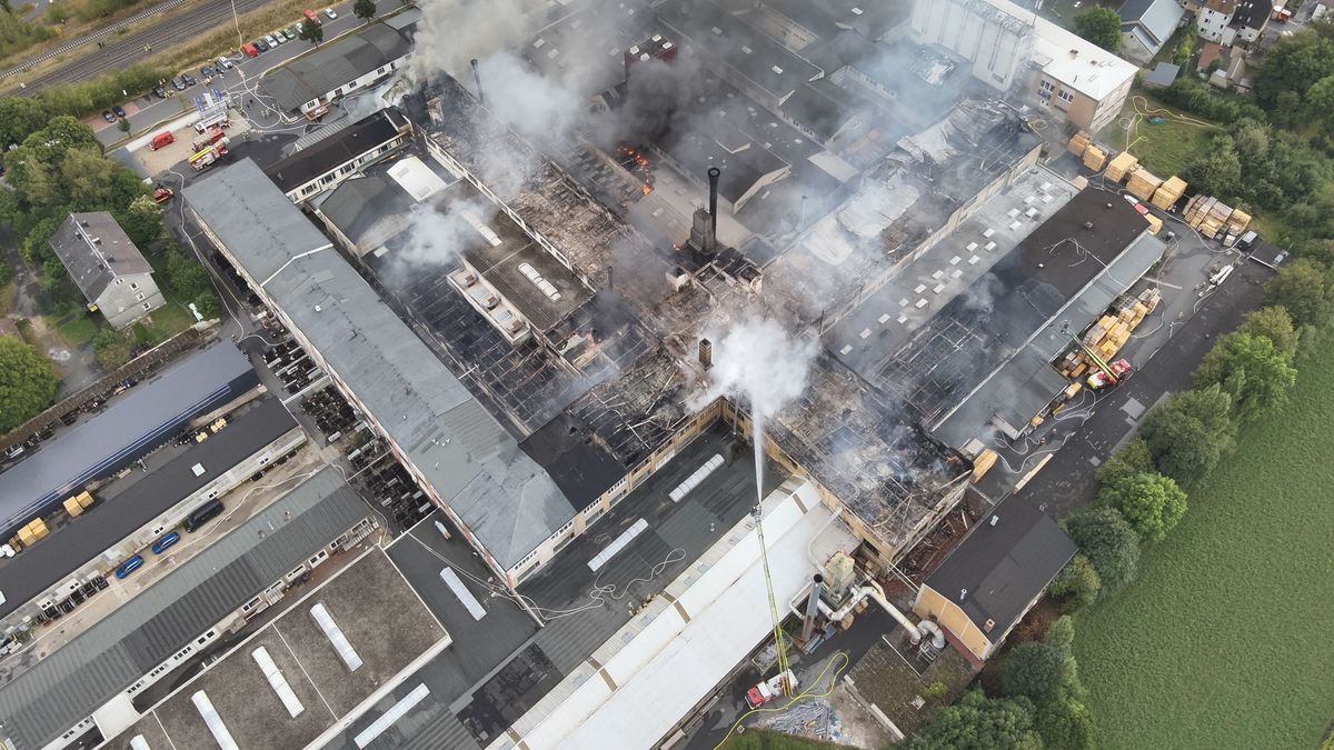 Großbrand auf Firmengelände in Oberfranken