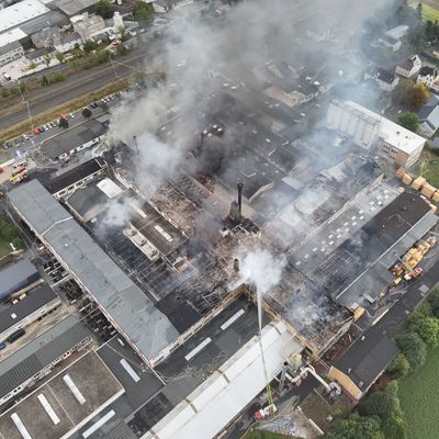 Großbrand auf Firmengelände in Oberfranken