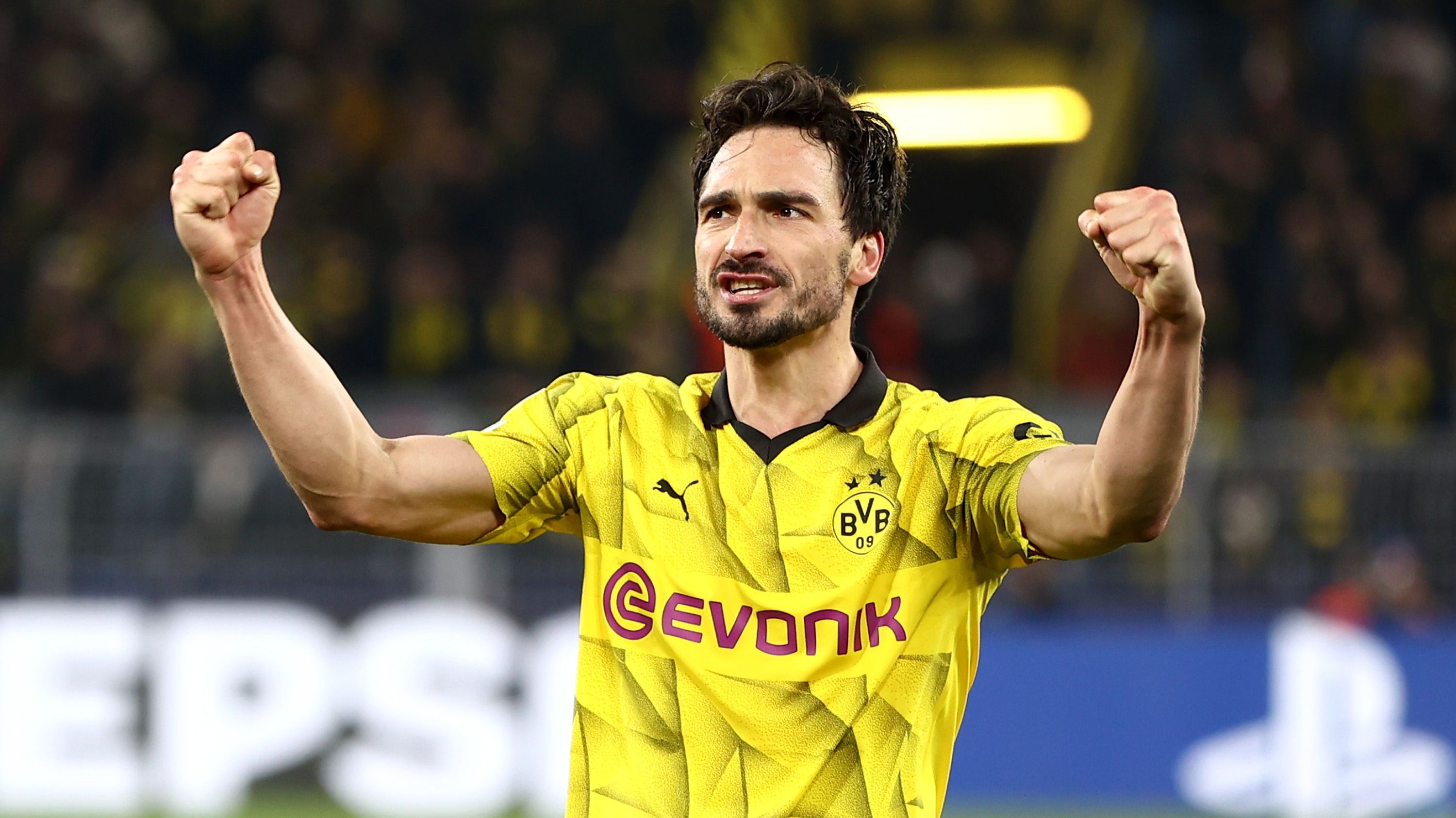 <strong>Hummels feiert Bundesliga-Erfolge im Europacup</strong><br>... und adressiert damit englische Fans, die die Bundesliga im Vergleich zur Premier League öfter abwertend als "Farmers League" ("Bauern-Liga") bezeichnen. Mit dem FC Arsenal und West Ham warfen der FC Bayern und Bayer Leverkusen zwei englische Klubs aus dem Europapokal, außerdem scheitere Manchester City an Real Madrid. Hummels wiederum setzte sich mit dem BVB gegen Atletico Madrid durch.&nbsp;