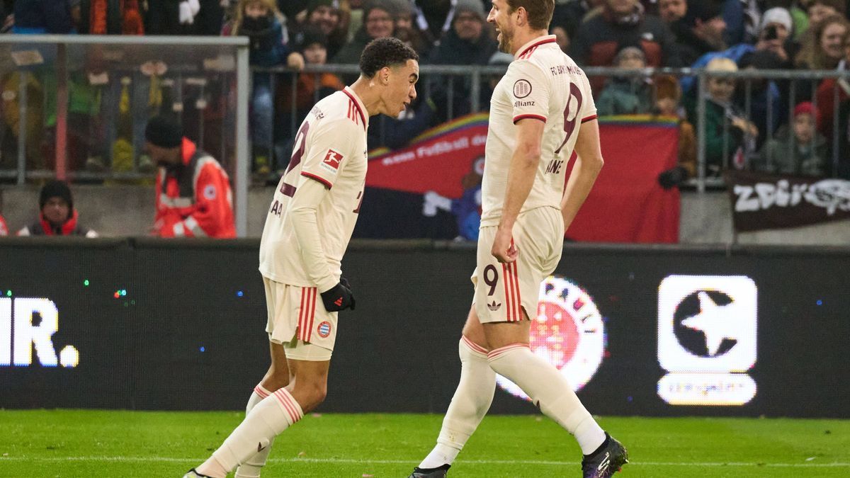 Jamal Musiala (FC Bayern Muenchen, 42) schiesst in der 22 Spielminute das 0:1, das erste Tor fuer dden FC Bayern Muenchen. Torjubel, Freude, Lachen, Emotionen. Harry Kane (FC Bayern Muenchen, 09) G...