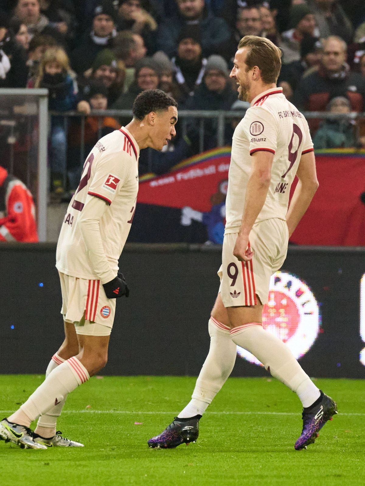 Jamal Musiala (FC Bayern Muenchen, 42) schiesst in der 22 Spielminute das 0:1, das erste Tor fuer dden FC Bayern Muenchen. Torjubel, Freude, Lachen, Emotionen. Harry Kane (FC Bayern Muenchen, 09) G...