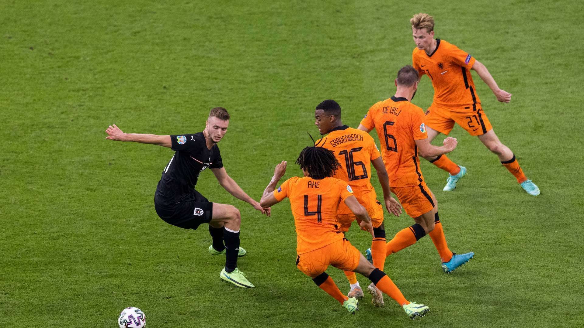 
                <strong>Die bisherige Performance</strong><br>
                Dank des spektakulären 3:2-Sieges über die Ukraine sowie die ungefährdeten Erfolge über Österreich (2:0) und Nordmazedonien (3:0) spielten sich die Niederlande in den Kreis der Mitfavoriten. Besonders auffällig: Das Selbstverständnis, mit dem das Team von Trainer Frank de Boer durch die Gruppe C fegte. Vor lautstarken Fans feierte Mannschaft ein Fußball-Fest nach dem anderen und erweckte im Land eine regelrechte Euphorie. Zumindest wenn es nach den Fans geht, ist die Mannschaft also mehr als titelreif! 
              