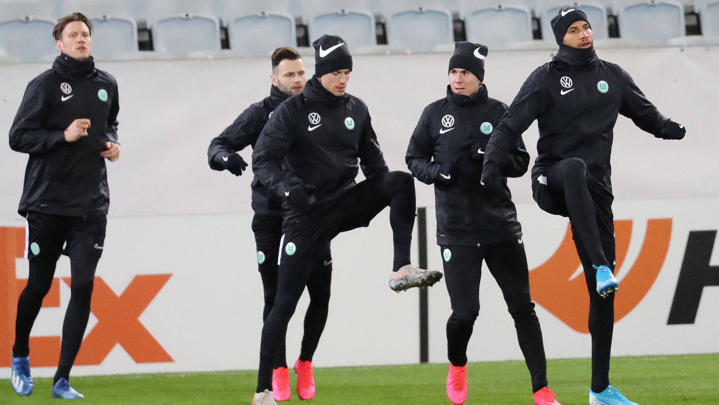 
                <strong>VfL Wolfsburg </strong><br>
                Die Niedersachsen nahmen bereits am Dienstag das vollständige Mannschaftstraining wieder auf. Eine Woche vor dem ersten Spiel nach der Zwangspause werden Spieler und Betreuer im Mannschafts-Hotel Ritz-Carlton in Quarantäne gehen. Das Fünf-Sterne-Haus in der Autostadt ist nur wenige Gehminuten vom Trainingszentrum und vom Stadion entfernt und beherbergt den VfL-Tross zunächst exklusiv.
              