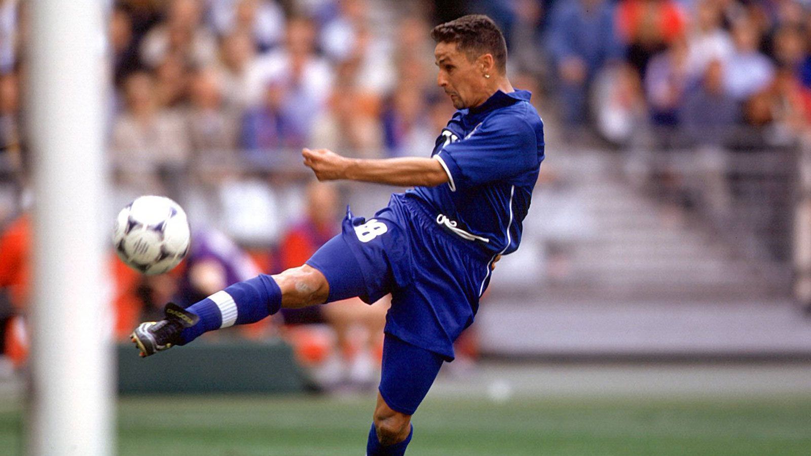 
                <strong>Roberto Baggio</strong><br>
                Roberto Baggio ist eine der größten Legenden Italiens. Er gilt als einer der besten Offensivspieler in der Fußball-Geschichte, konnte seine Karriere aber nie mit dem WM-Titel krönen. Im Finale 1994 ist er die tragische Figur, als er den entscheidenden Elfmeter im Elferschießen vergibt.
              