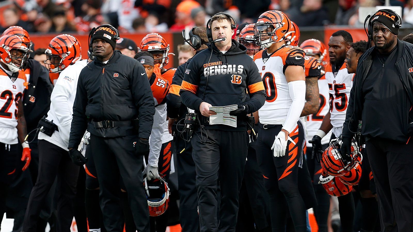 
                <strong>Spygate 2.0 bei den Bengals</strong><br>
                Der jüngste Fehltritt: Beim Auftritt der Cincinnati Bengals bei den Cleveland Browns soll eine von den Patriots beauftragte Film-Crew teilweise das Playcallling der Gäste - dem nächsten Gegner - aufgenommen haben. Die Erklärung des Klubs: Es habe sich lediglich um Material für die Dokumentation "Do Your Job" gehandelt, für die diesmal der Scout von einem unabhängigen Team begleitet worden sei. Sämtliche Aufnahmen wurden an die NFL ausgehändigt - es droht Spygate 2.0.
              