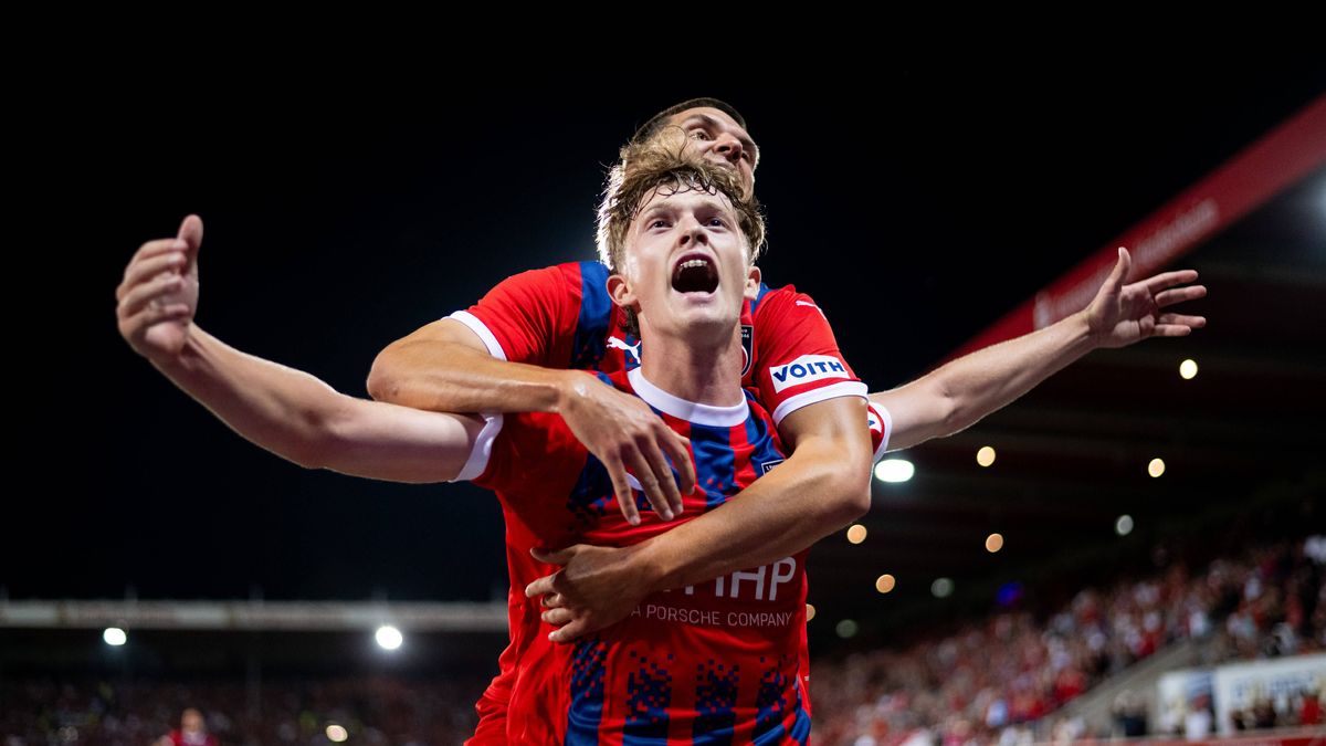 Paul Wanner (FC Heidenheim, 10), Mathias Honsak (FC Heidenheim, 17) jubeln ueber das Tor zum 2:2, GER, FC Heidenheim vs. BK Haecken, Fussball, UEFA Conference League, Playoff Rueckspiel, Spielzeit ...