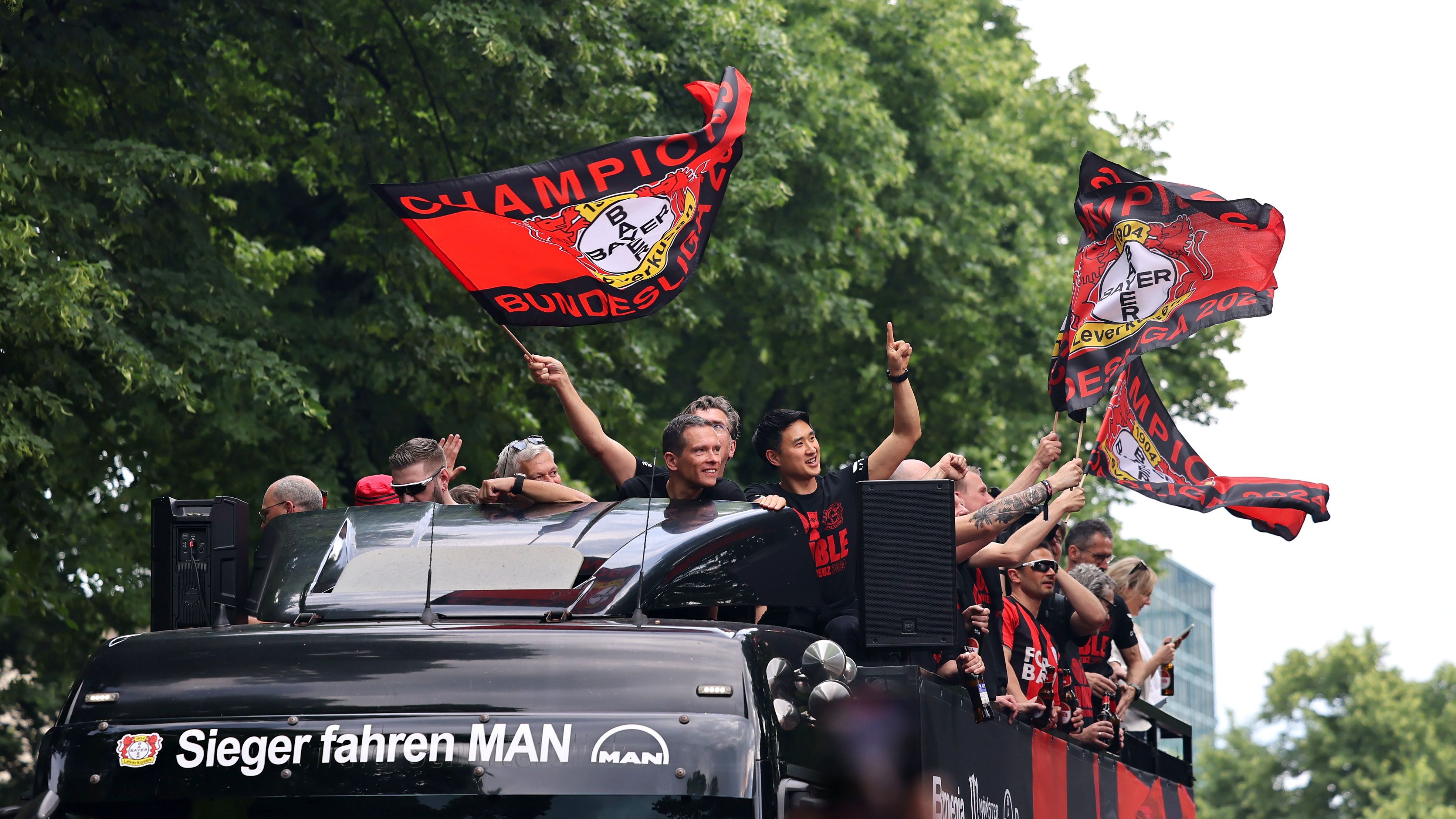 <strong>Bayer Leverkusen feiert den Double-Gewinn</strong><br>Mit dazu gehörte natürlich auch ein Korso mit offenen Fahrzeugen. Die Strecke führte vom Schloss Morsbroich über die Gustav-Heinemann-Straße und die Bismarckstraße zur BayArena.&nbsp;