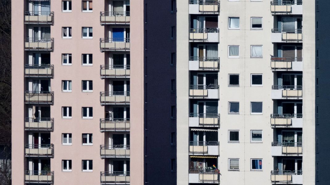 Der Deutsche Mieterbund warnt vor drastischen Miet-Steigerungen nach dem Auslaufen der Mietpreisbremse und fordert eine Verlängerung, um bezahlbaren Wohnraum zu sichern.