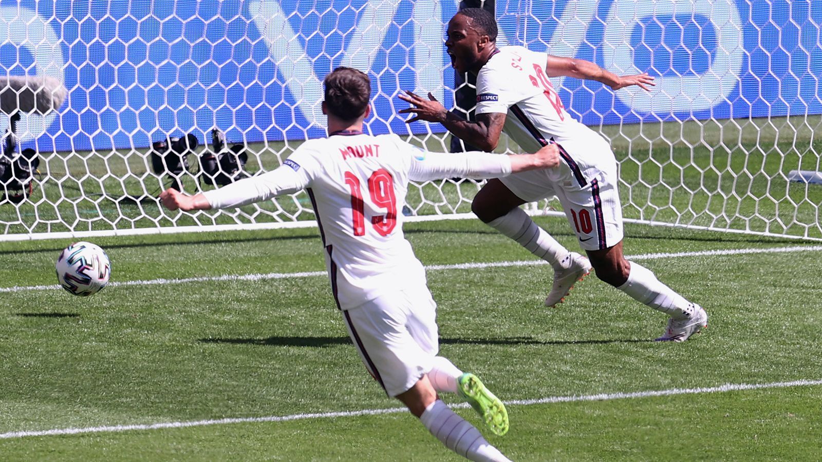 
                <strong>Moment der Erlösung</strong><br>
                In der 57. Minute sorgte Raheem Sterling mit seinem Tor zum 1:0 für England und damit für die Erlösung. Die junge Mannschaft konnte mit dem Erfolg den ersten Auftaktsieg bei einer EM-Endrunde seit 1968 feiern.
              