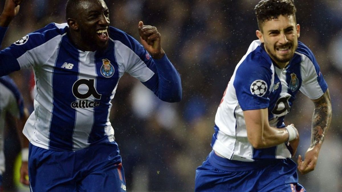 Marega (l.) und Telles schießen Porto ins Viertelfinale