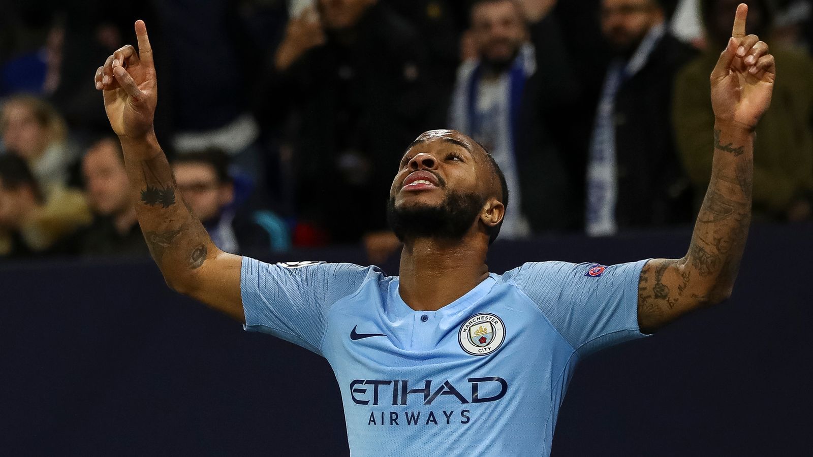 
                <strong>Manchester City (England)</strong><br>
                Rund 520 Millionen Euro soll dem englischen Meister Manchester City der Trikotsponsor-Deal mit der staatlichen Fluglinie Abu Dhabis, Etihad, über zehn Jahre einbringen. Neben dem Trikot-Sponsoring beinhaltet der Vertrag auch noch den Stadionnamen, so spielen die Citizens mittlerweile im Etihad Stadium.
              